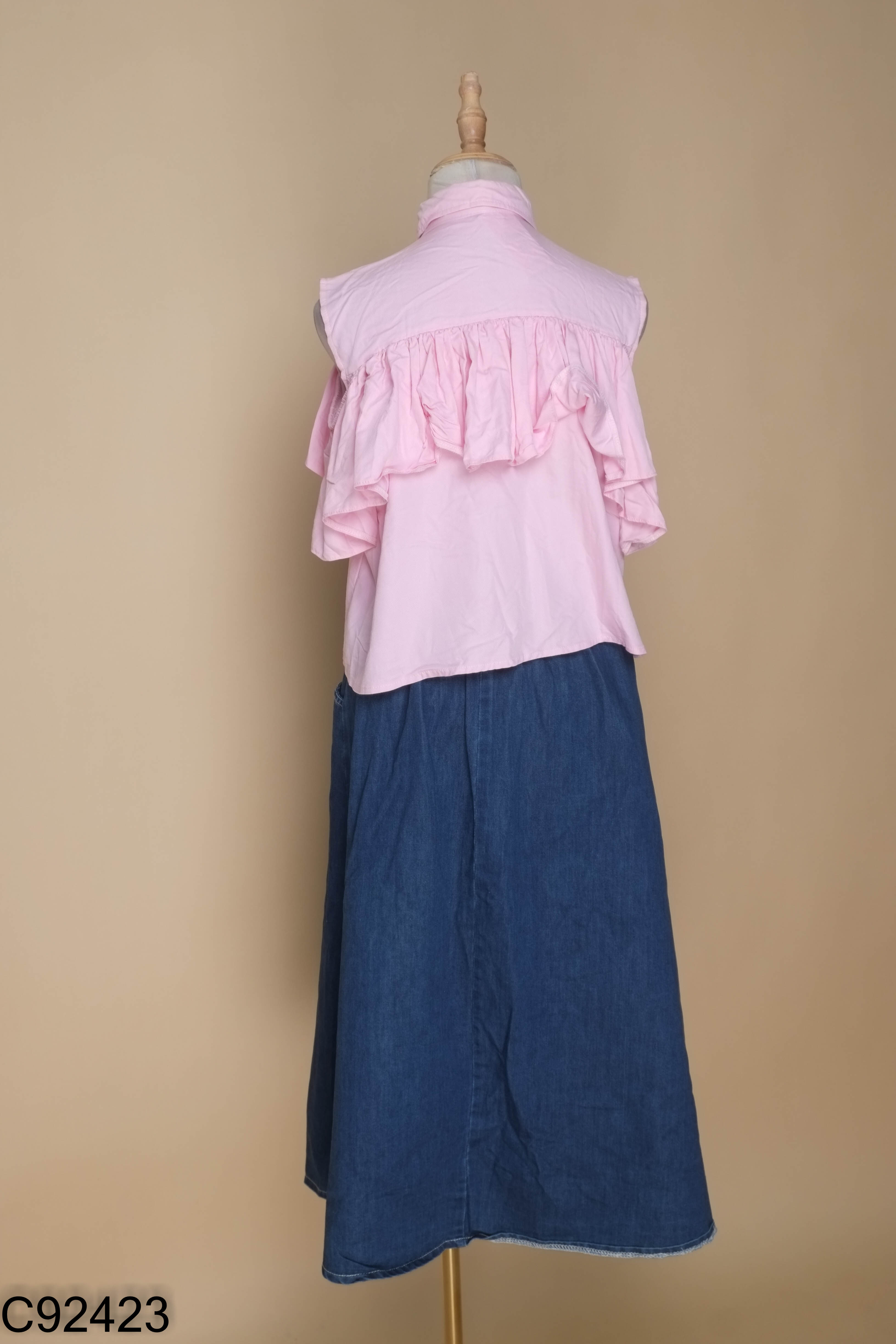 Set áo hồng hở vai + chân váy jean