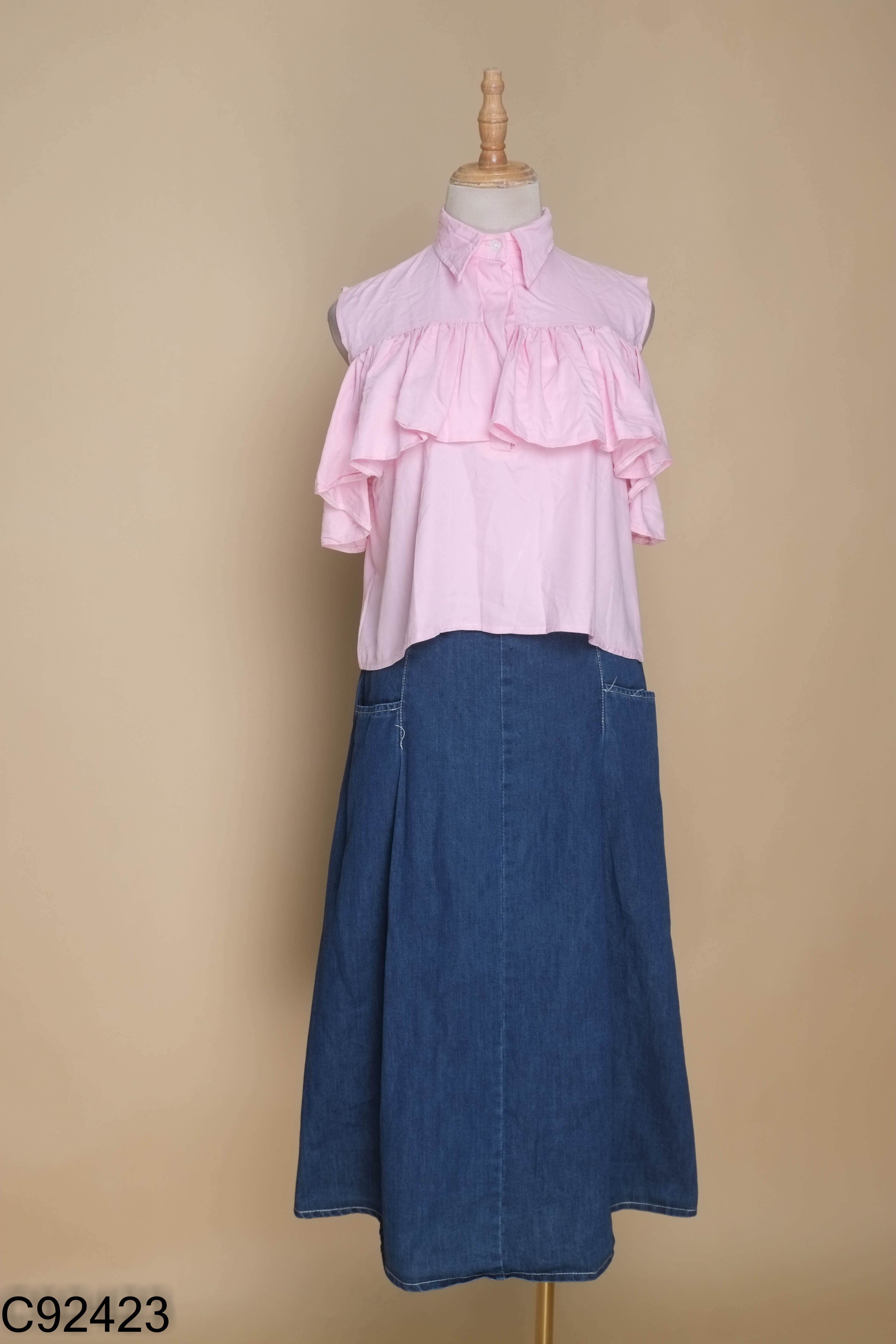 Set áo hồng hở vai + chân váy jean
