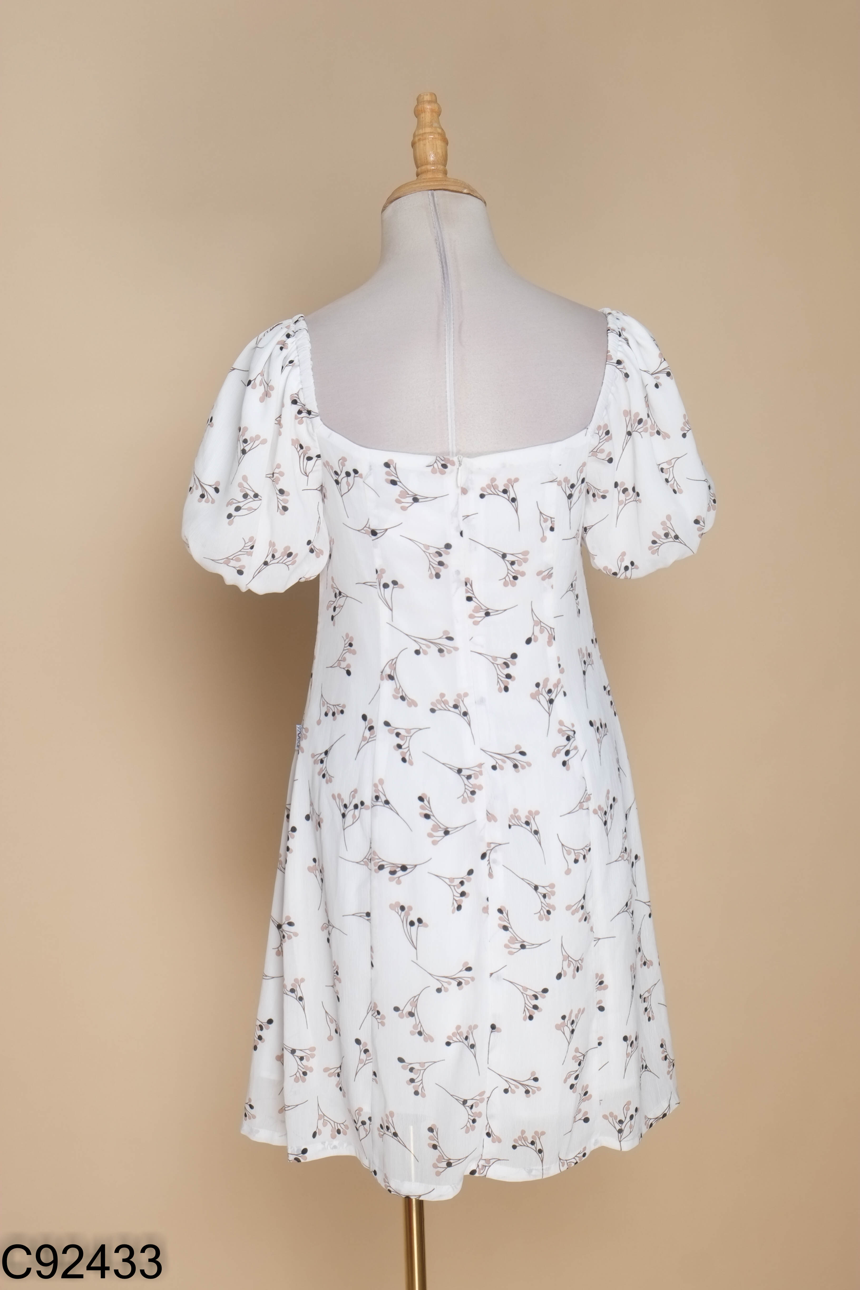 Váy trắng 92WEAR voan trễ vai