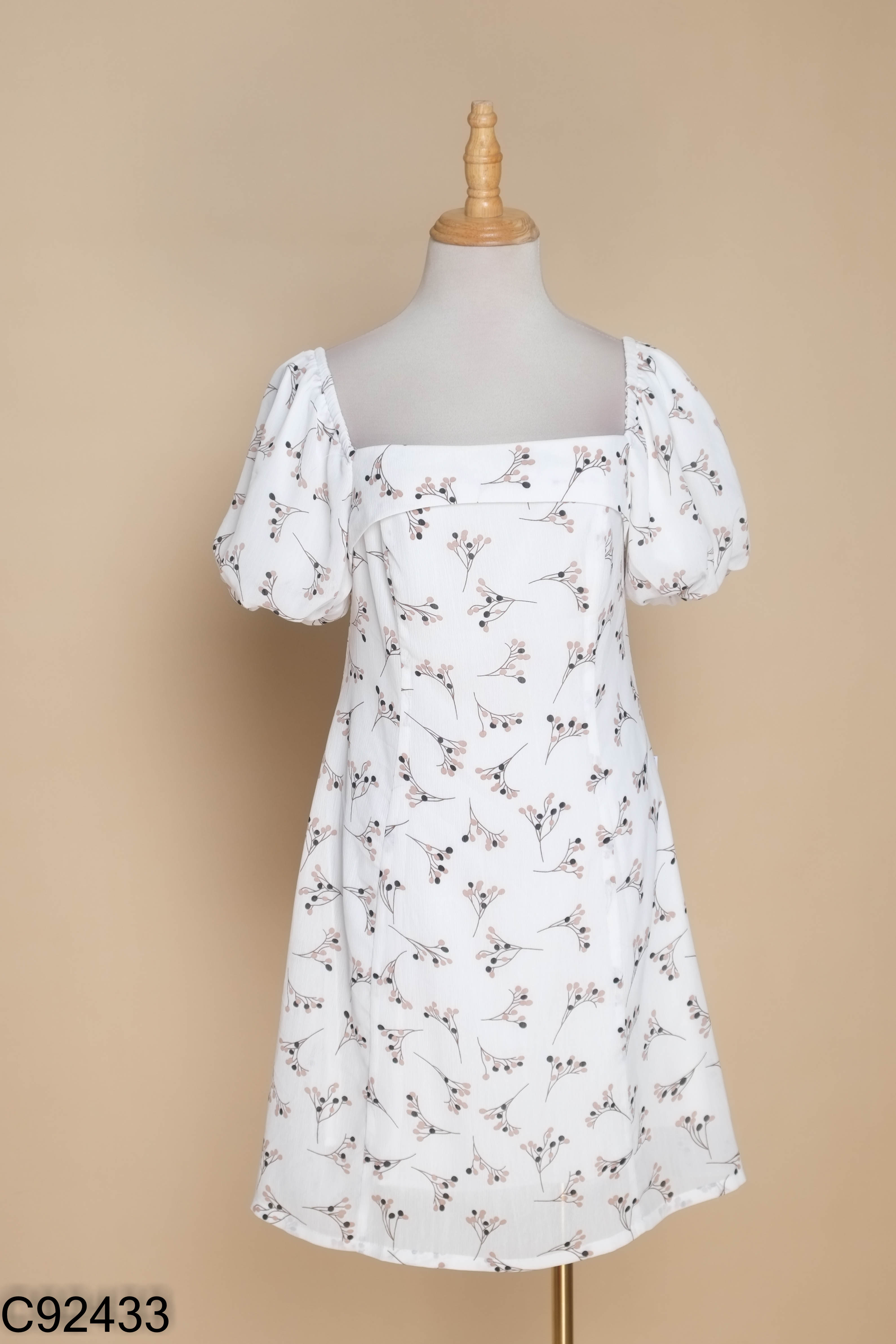 Váy trắng 92WEAR voan trễ vai