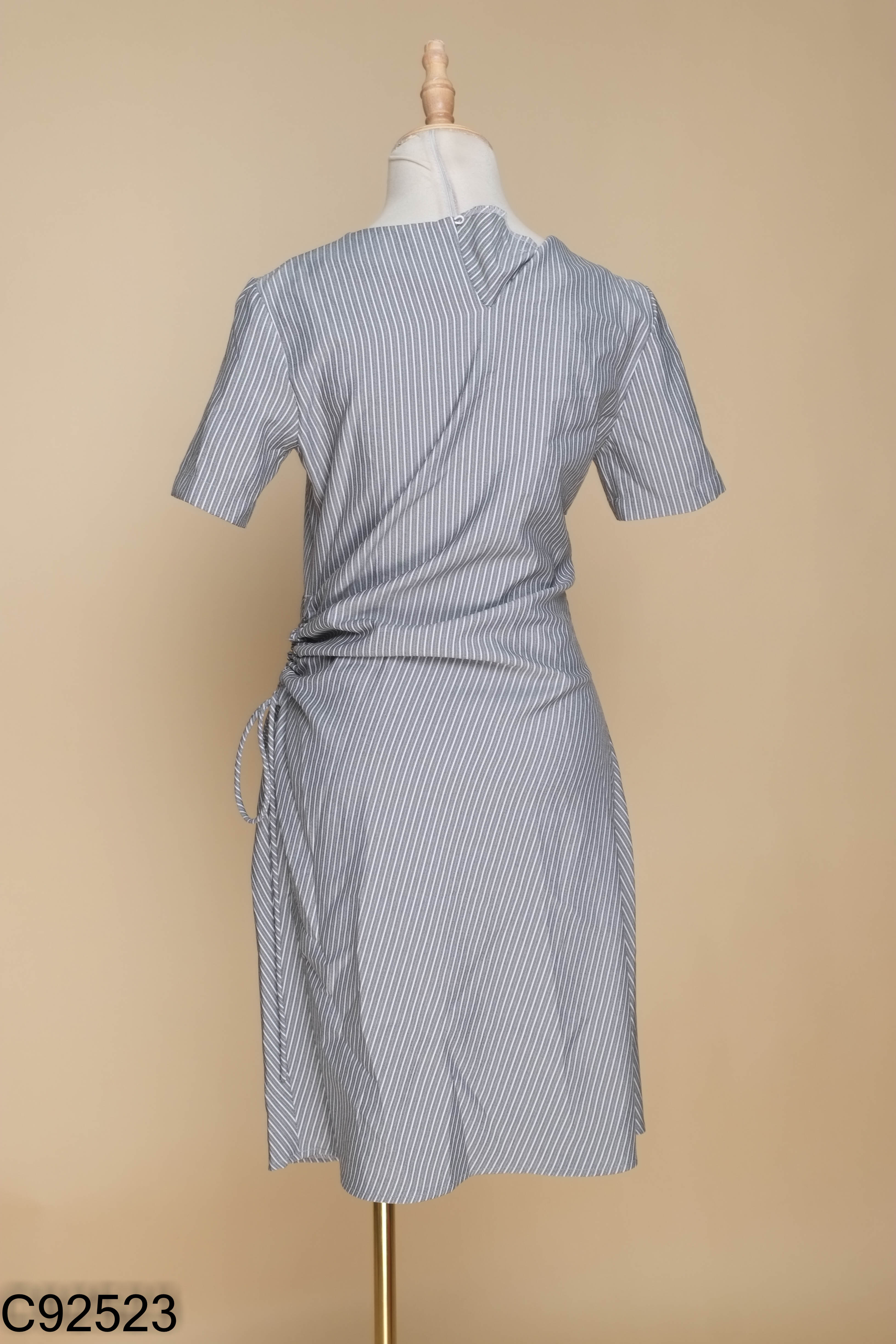 C9252310066-Váy đen kẻ trắng nhún eo