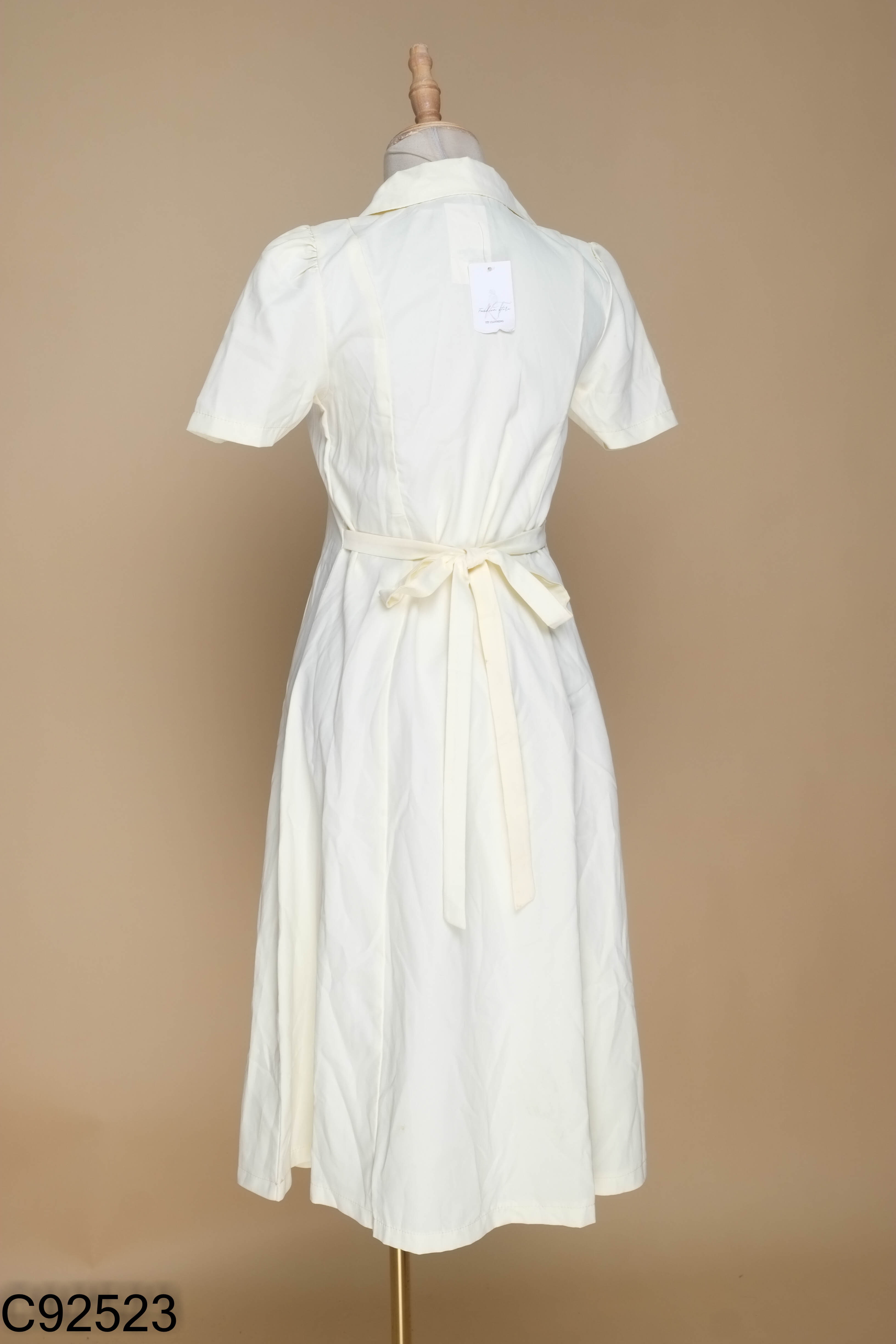 Váy be cổ vest phối cúc