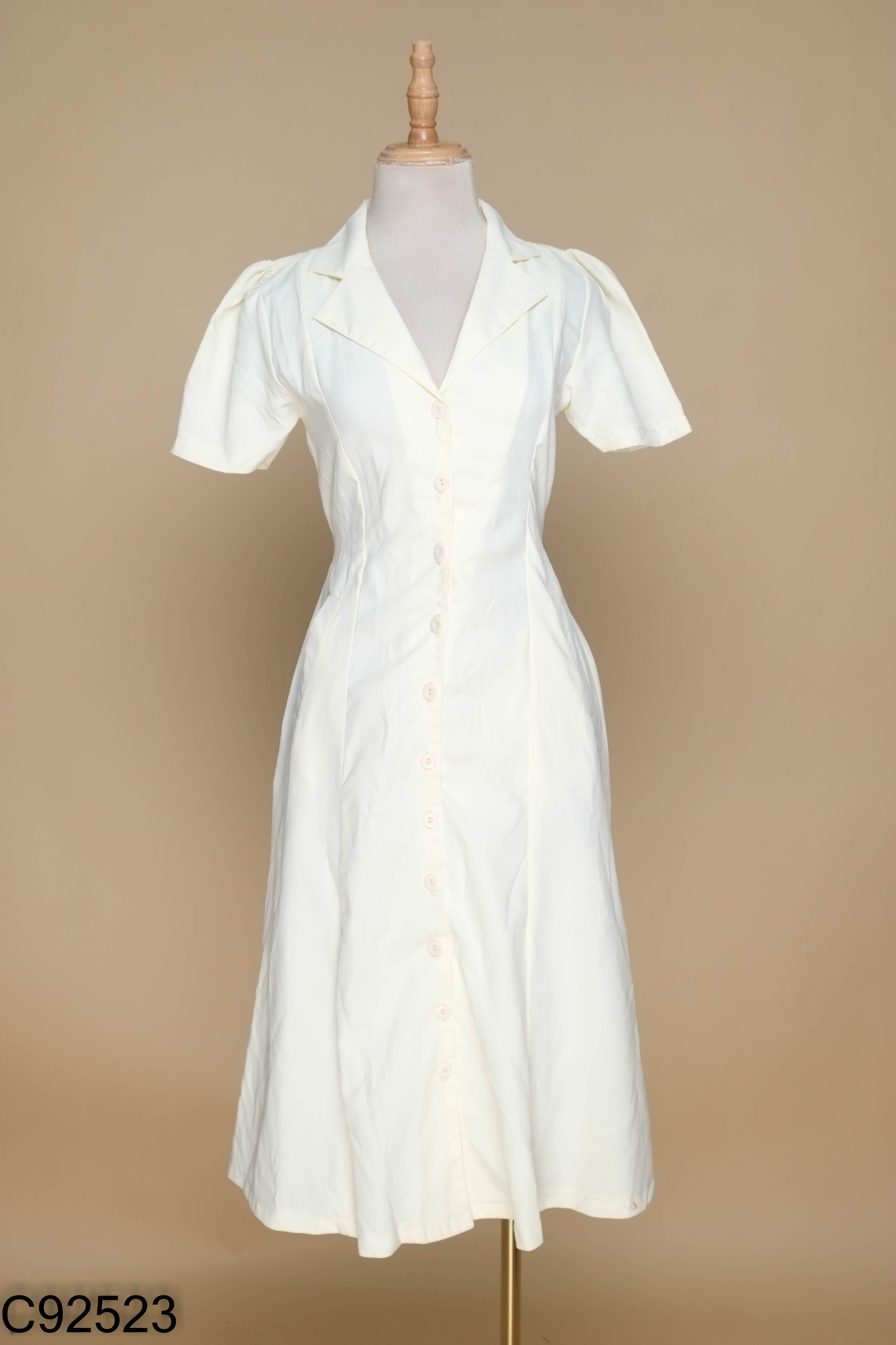 Váy be cổ vest phối cúc