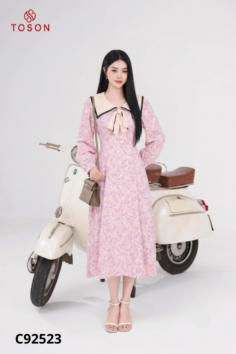 Váy hồng họa tiết cổ be