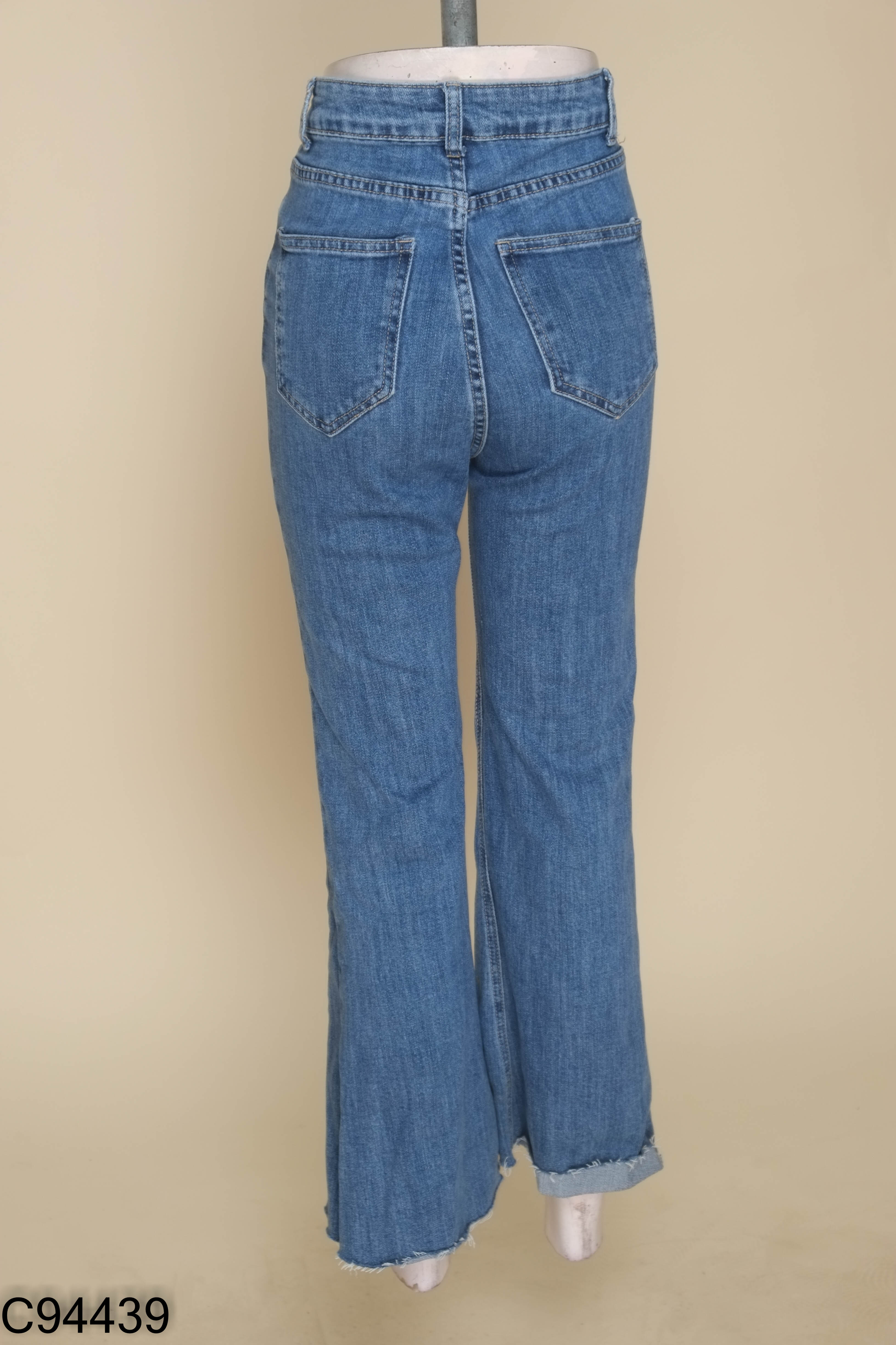 Quần jeans xanh loe ống