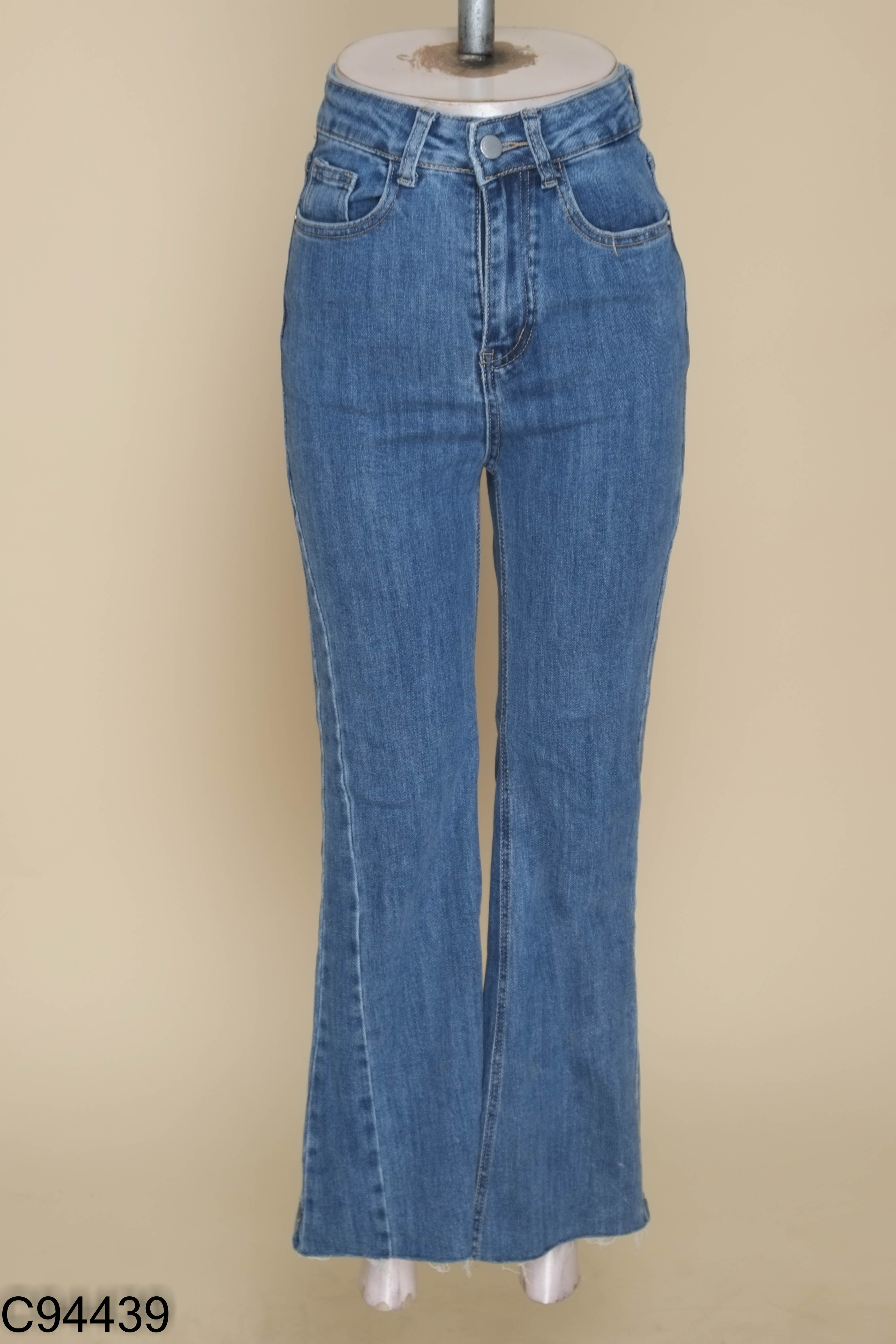 Quần jeans xanh loe ống