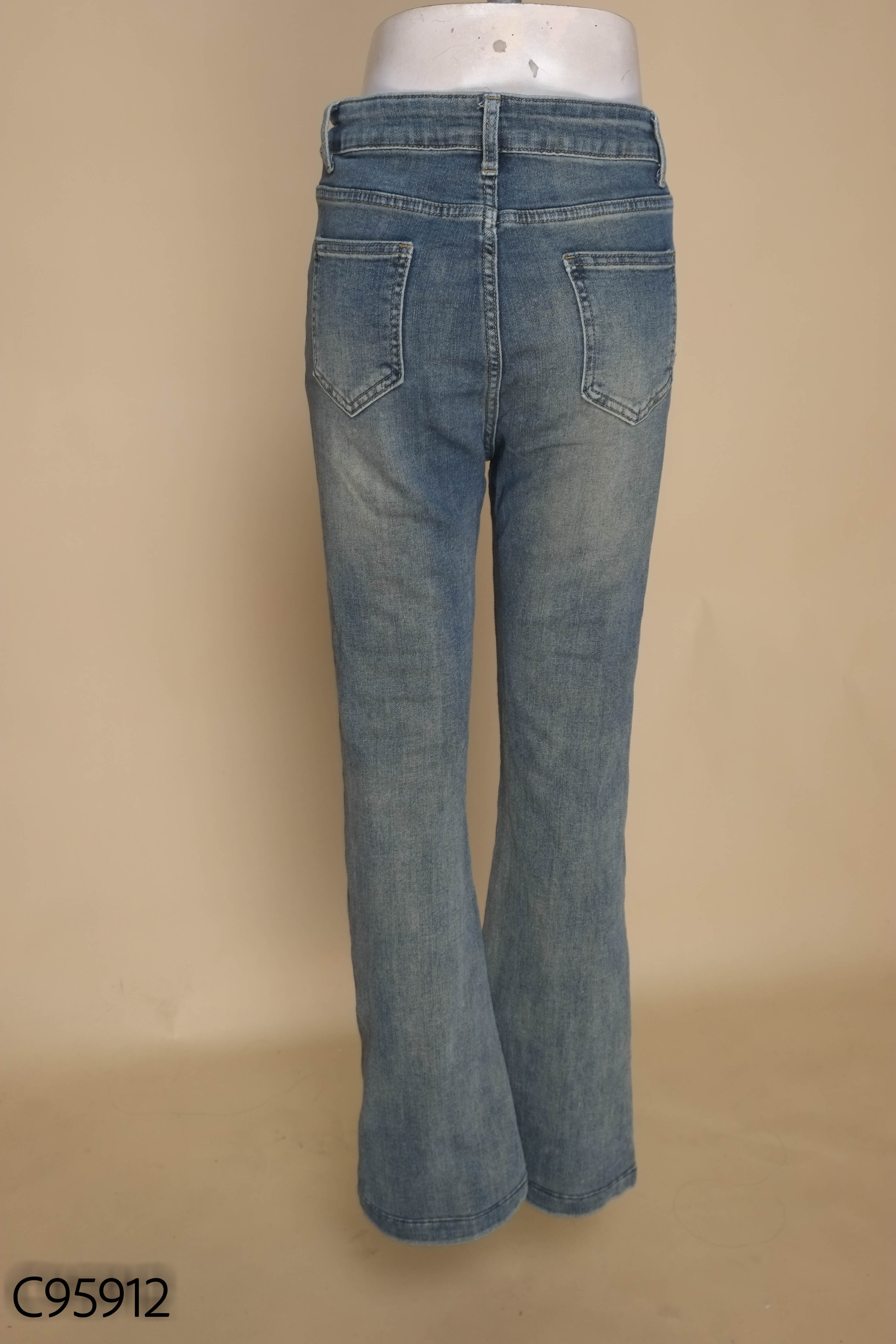 Quần jeans xanh dáng loe