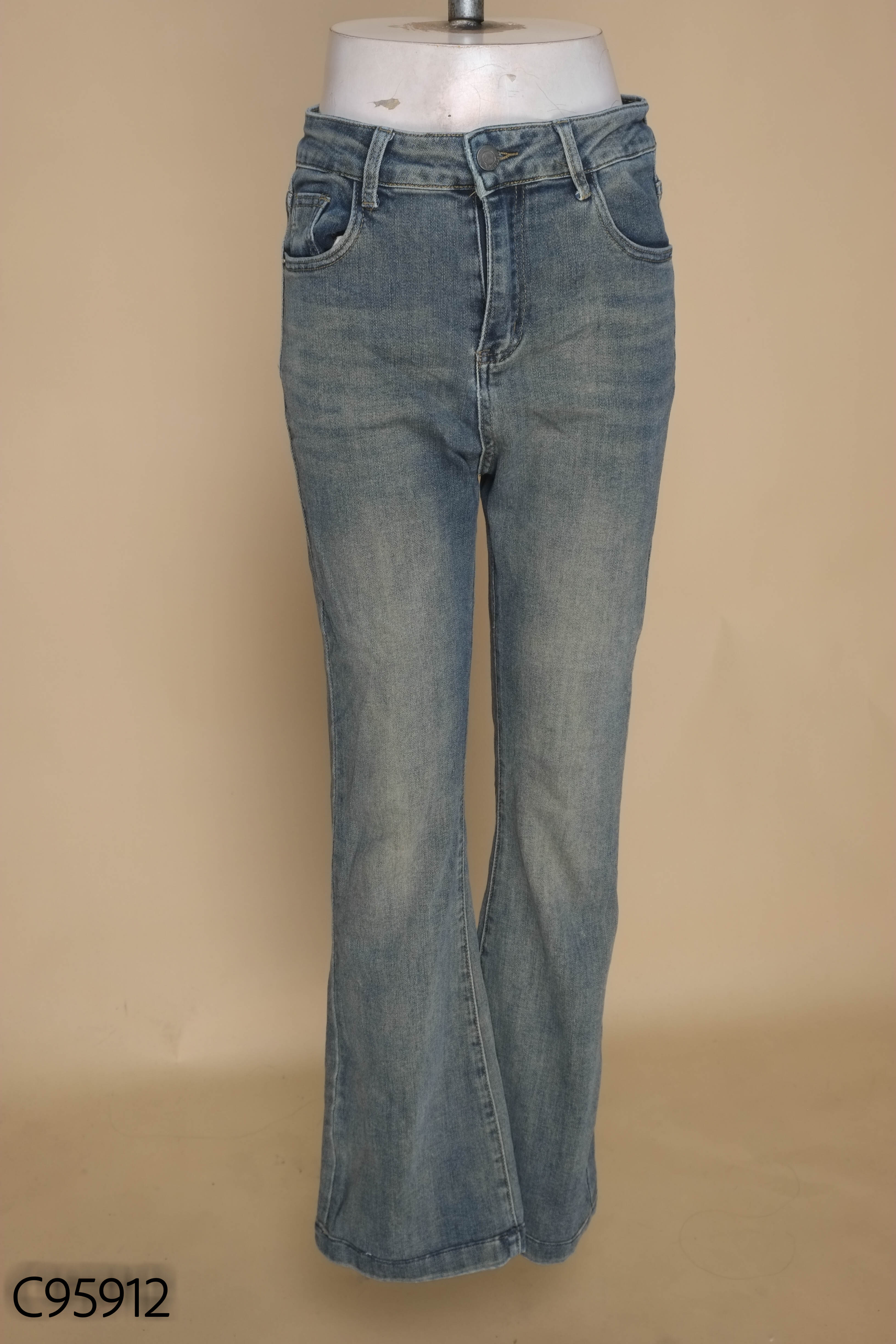 Quần jeans xanh dáng loe