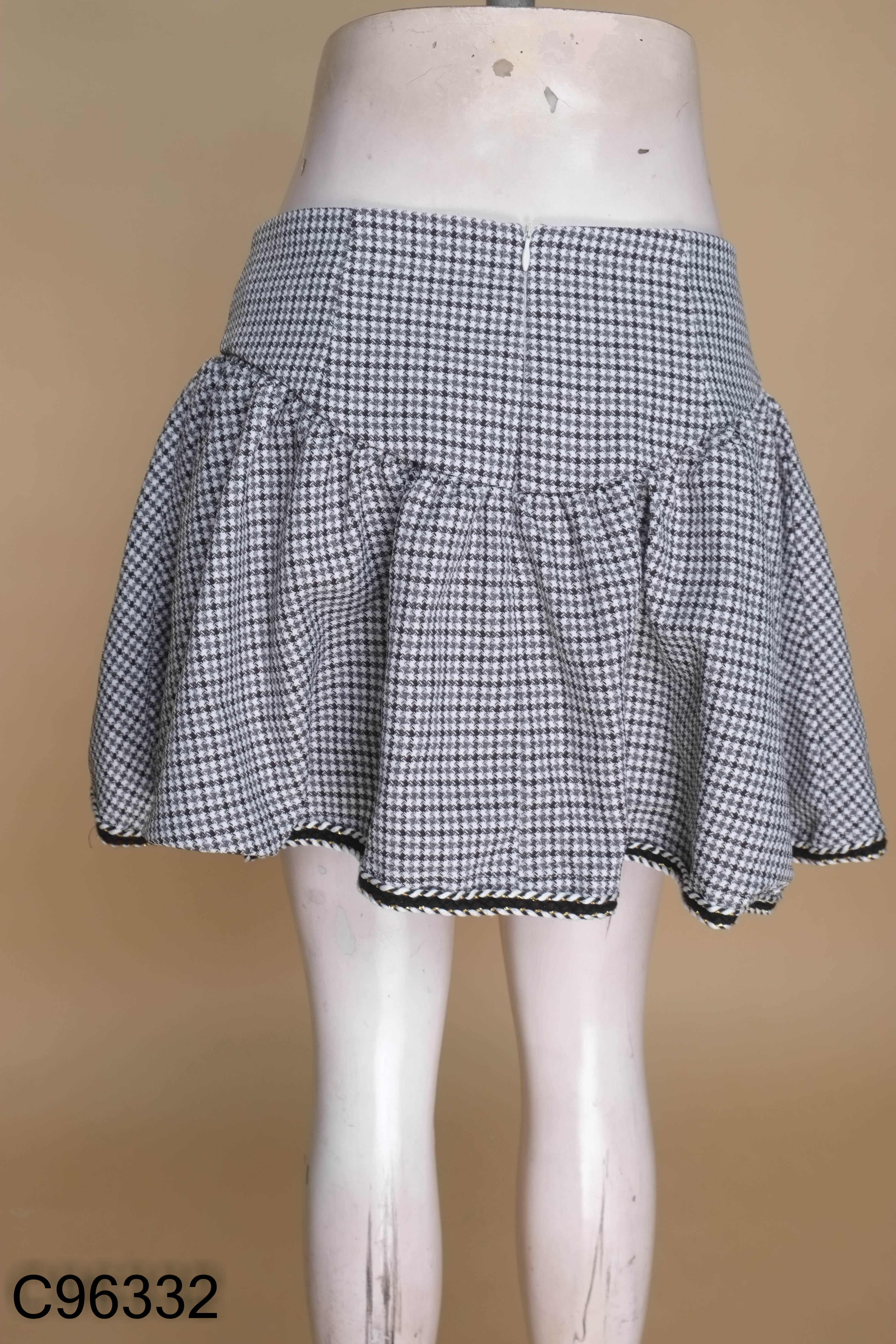 Chân váy dạ RECHIC trắng họa tiết
