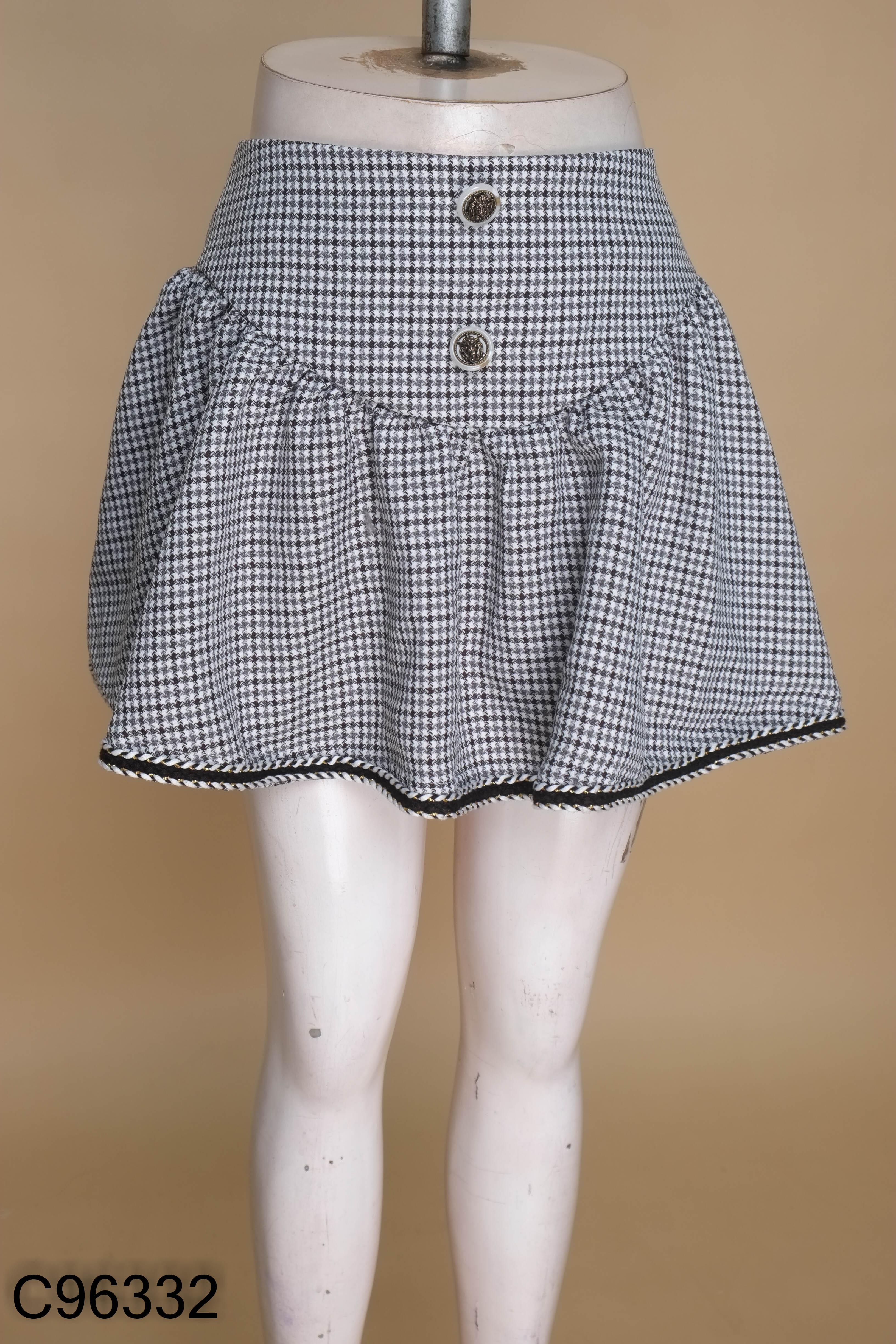 Chân váy dạ RECHIC trắng họa tiết