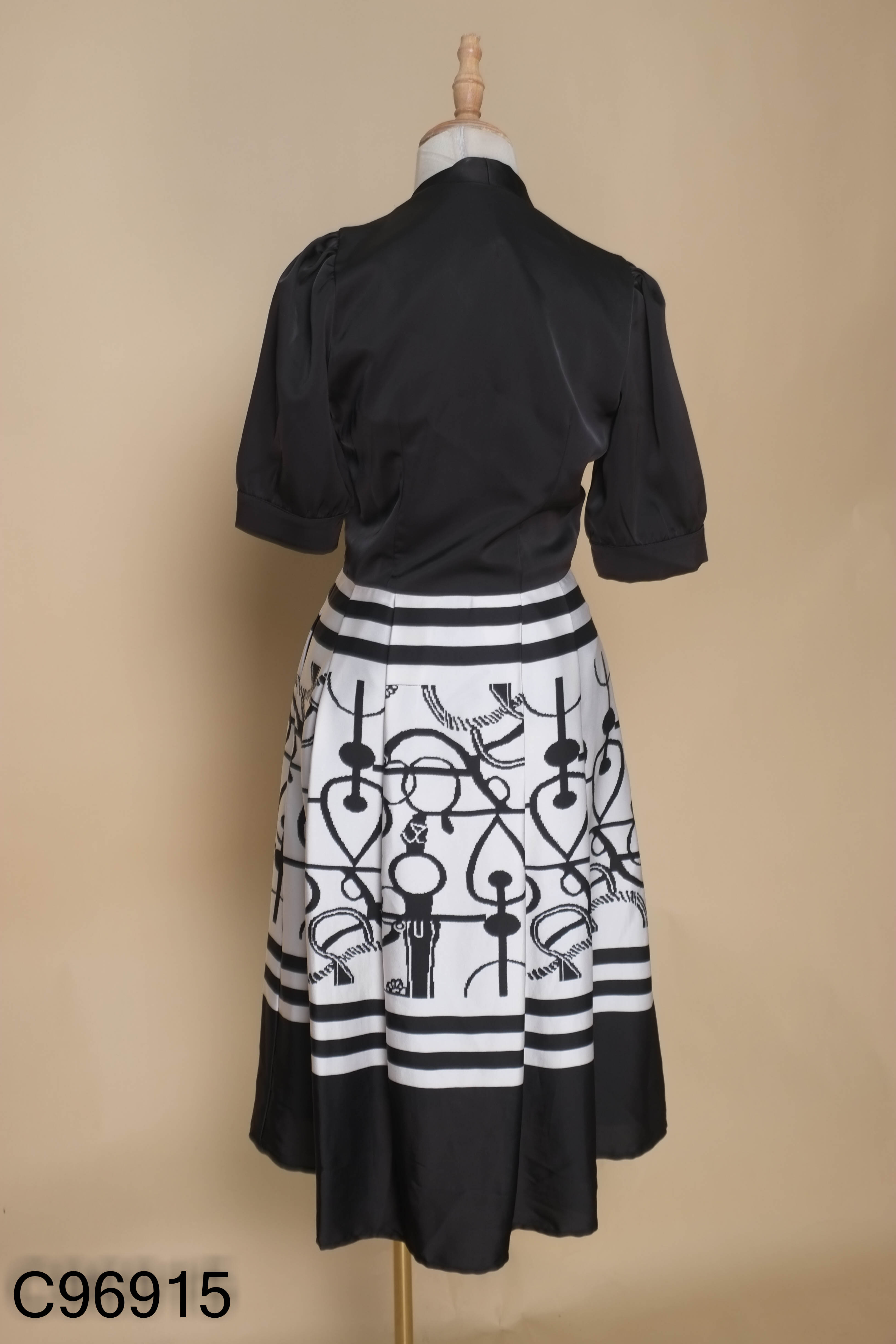 Váy đen trắng QUEEN suông phối họa tiết