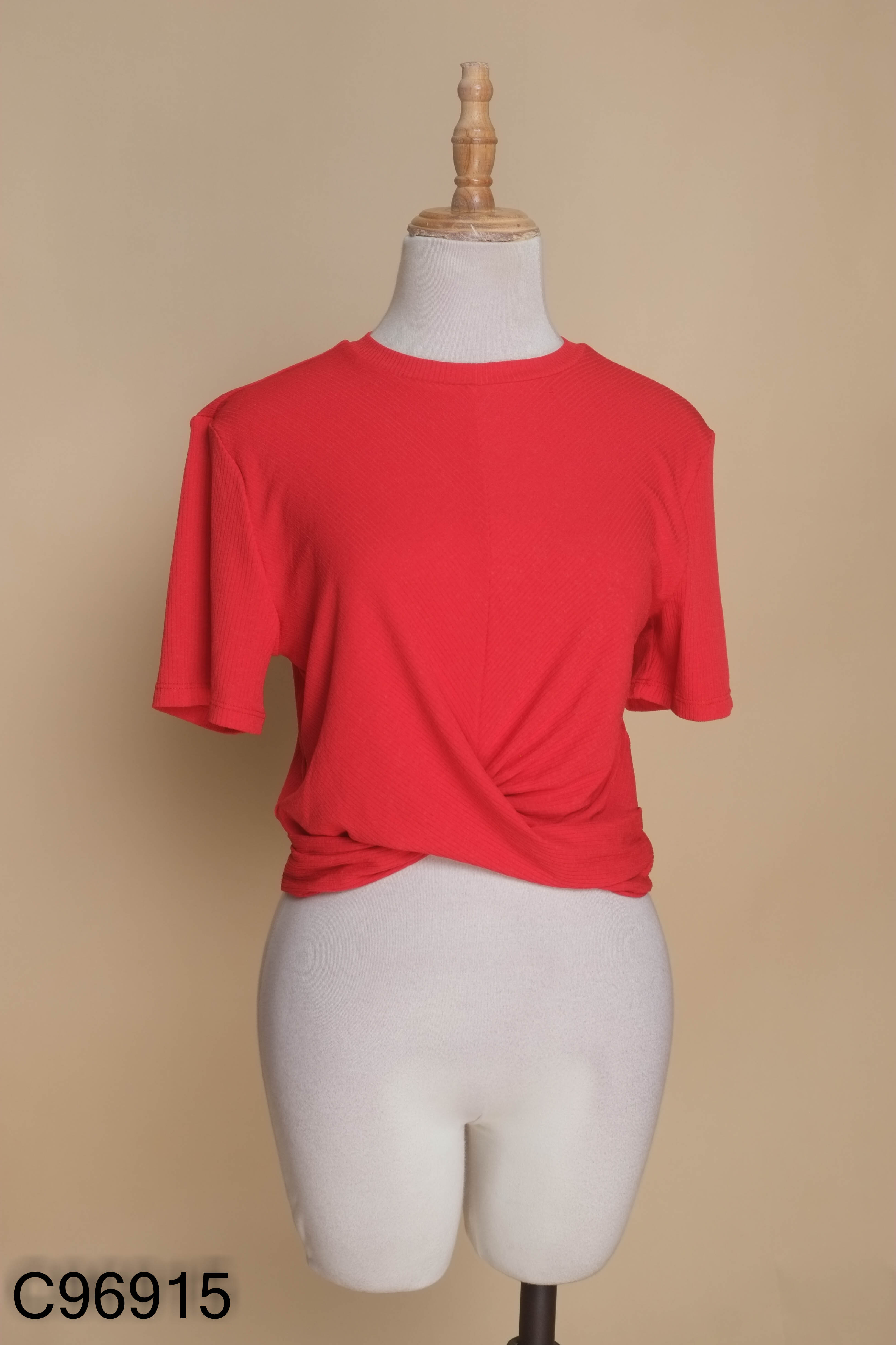 Áo đỏ DIVIDED xoắn eo