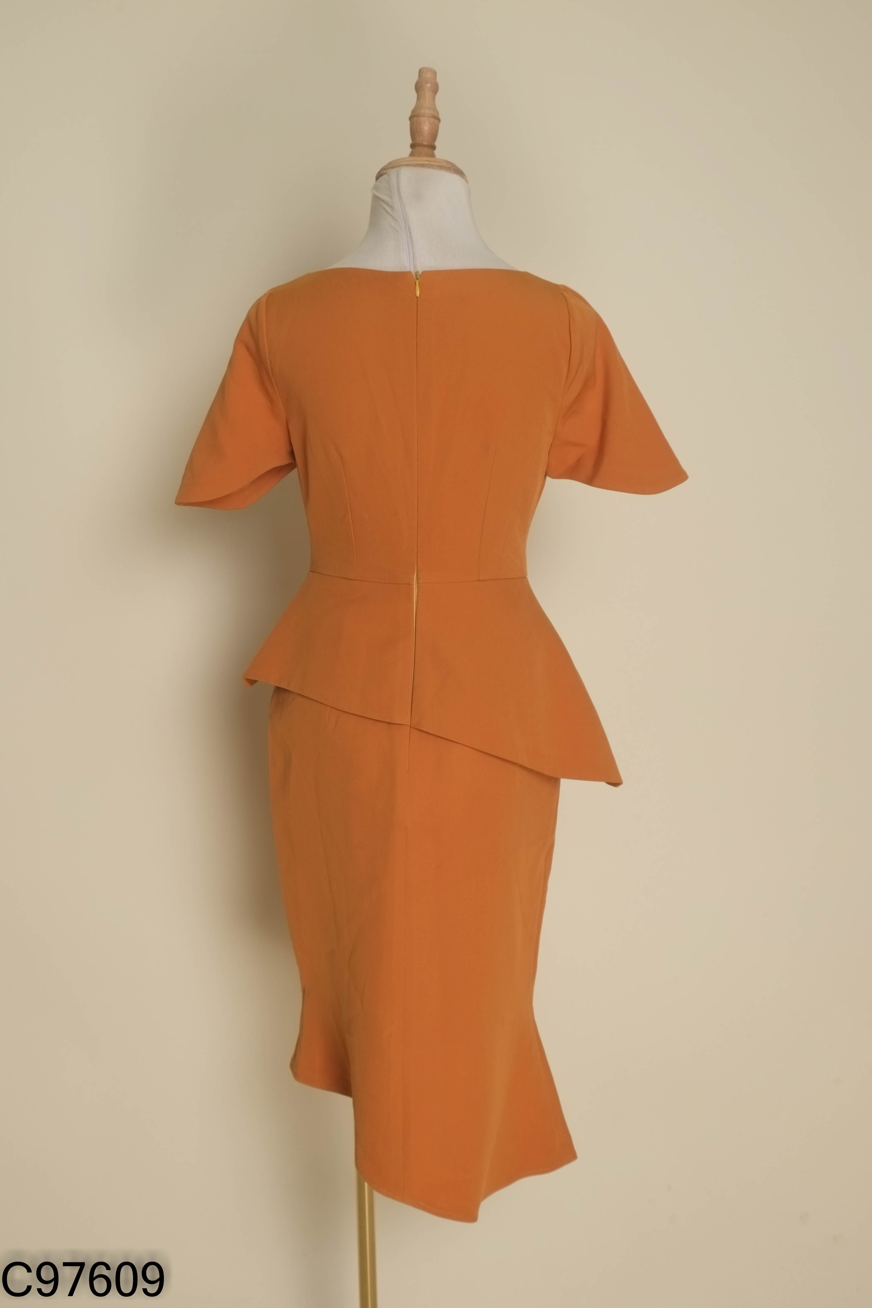 Váy I-QUEEN FASHION nâu cổ tròn