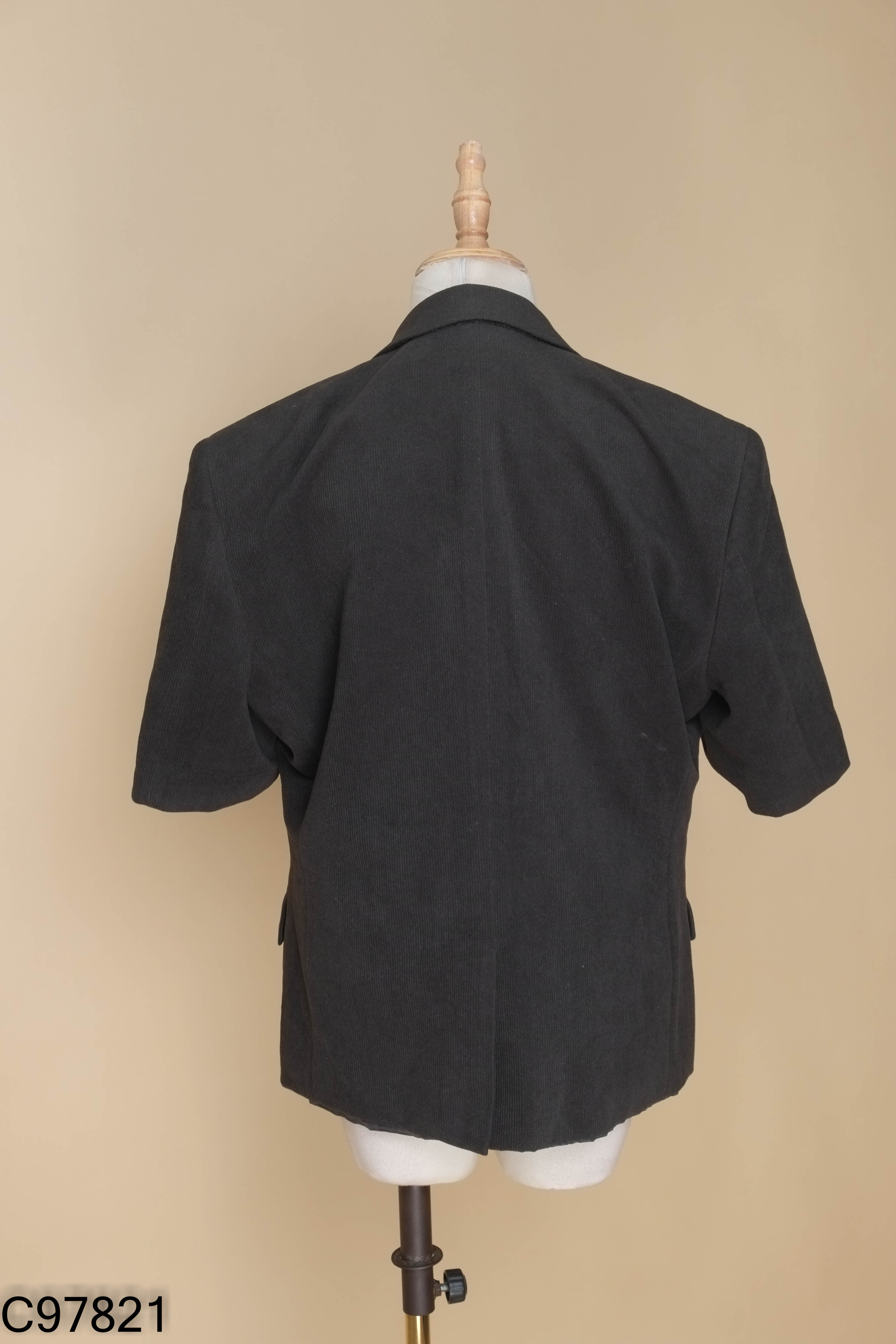 Áo blazer xám nhung tăm ngắn tay