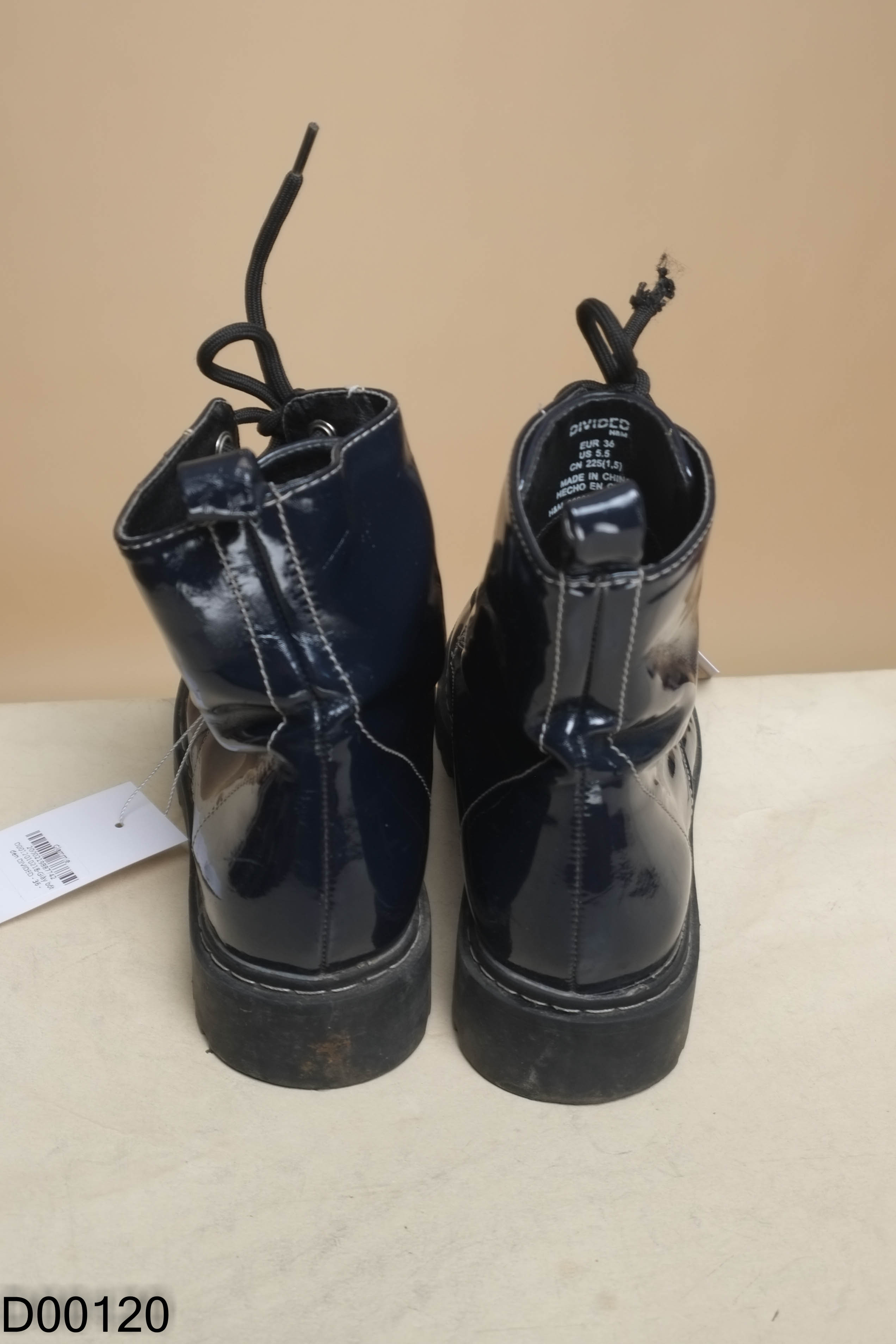 Giày bốt đen DIVIDED