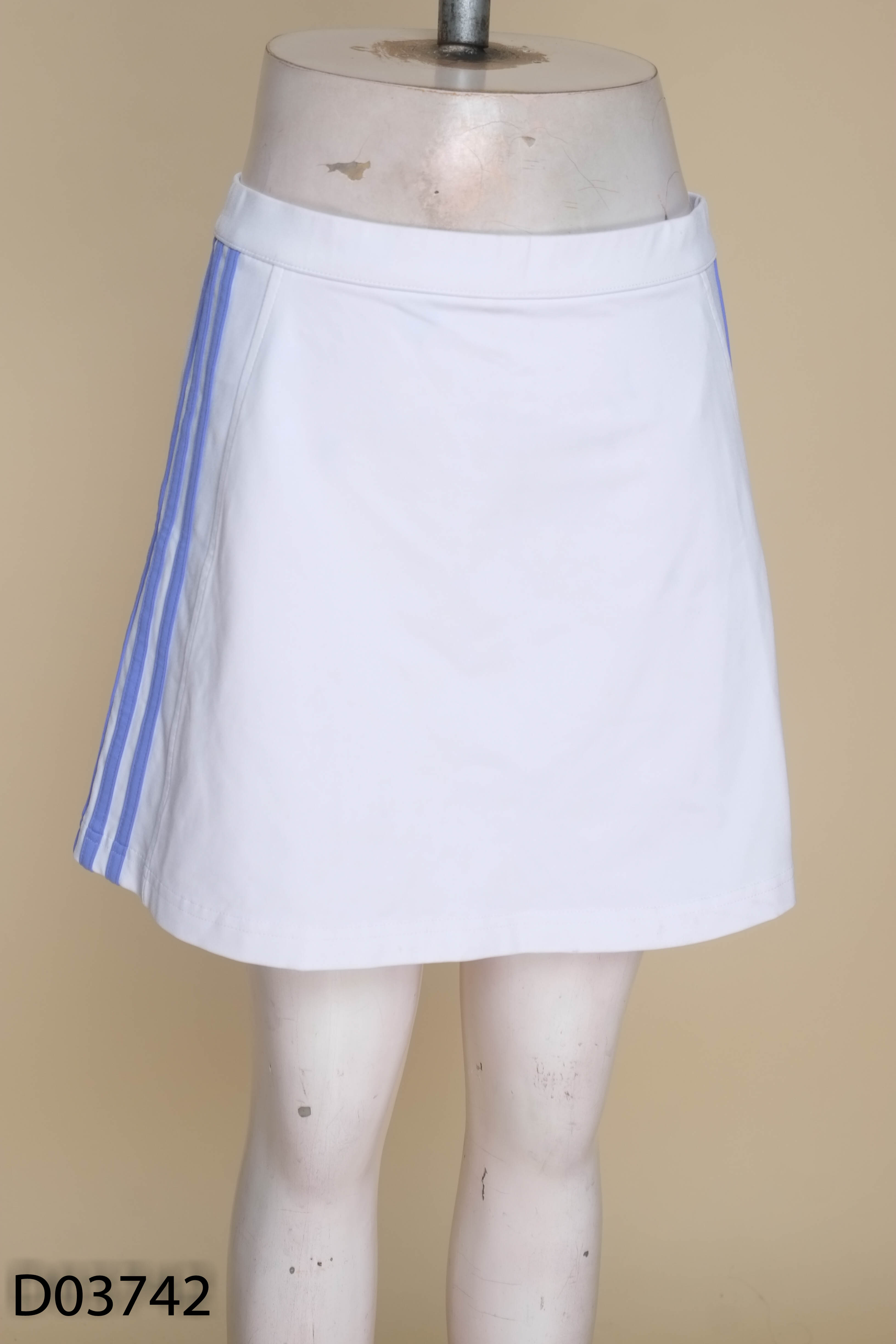 Chân váy ADIDAS trắng kẻ xanh
