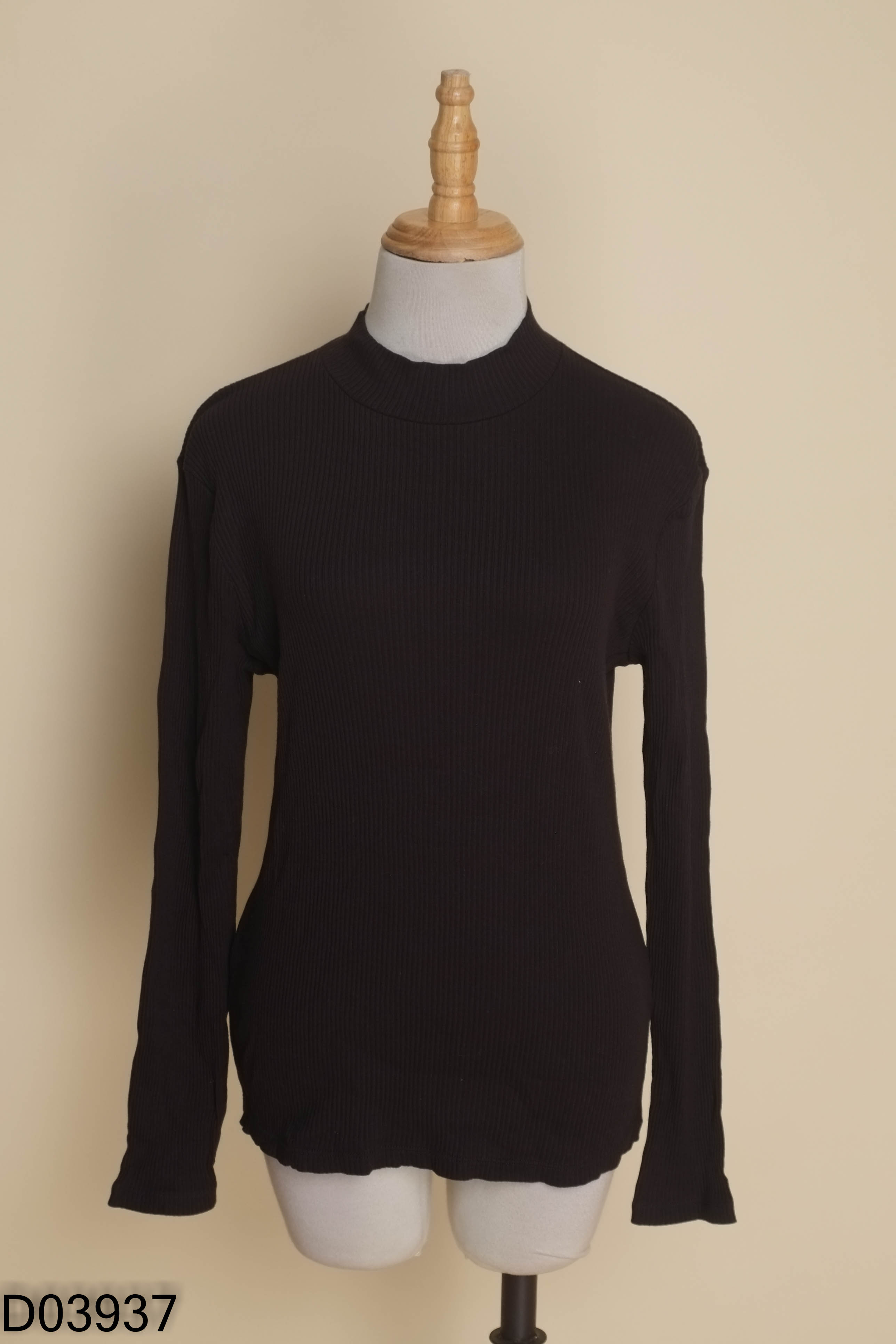 Áo đen UNIQLO trơn cổ ngắn