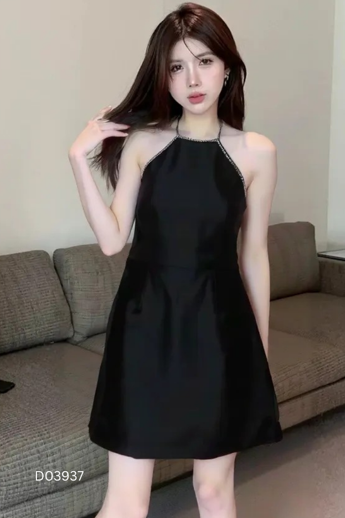 NEWTAG Váy đen WHITE LAZZ cổ yếm đính đá