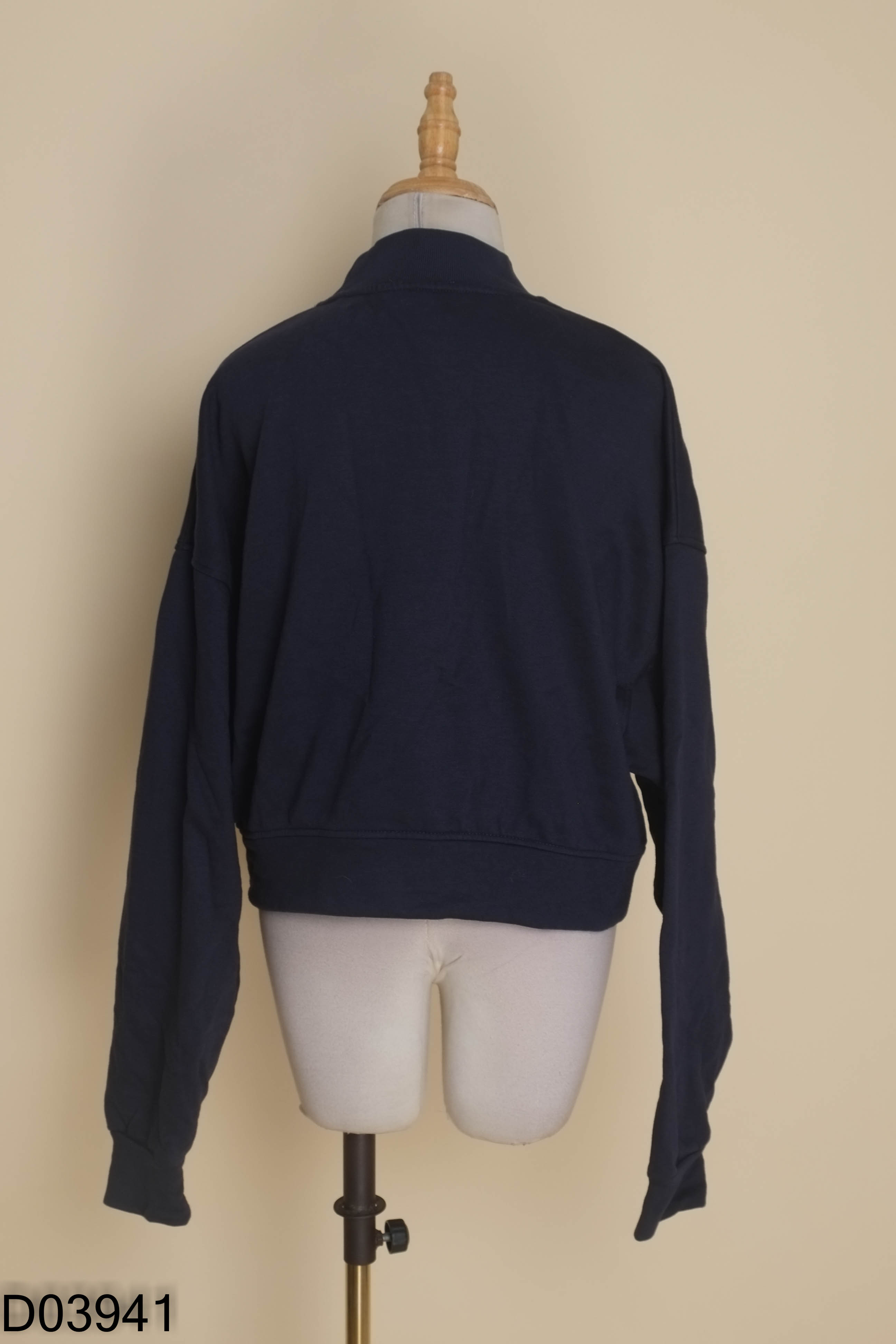 Áo sweater DFM xanh than in chữ