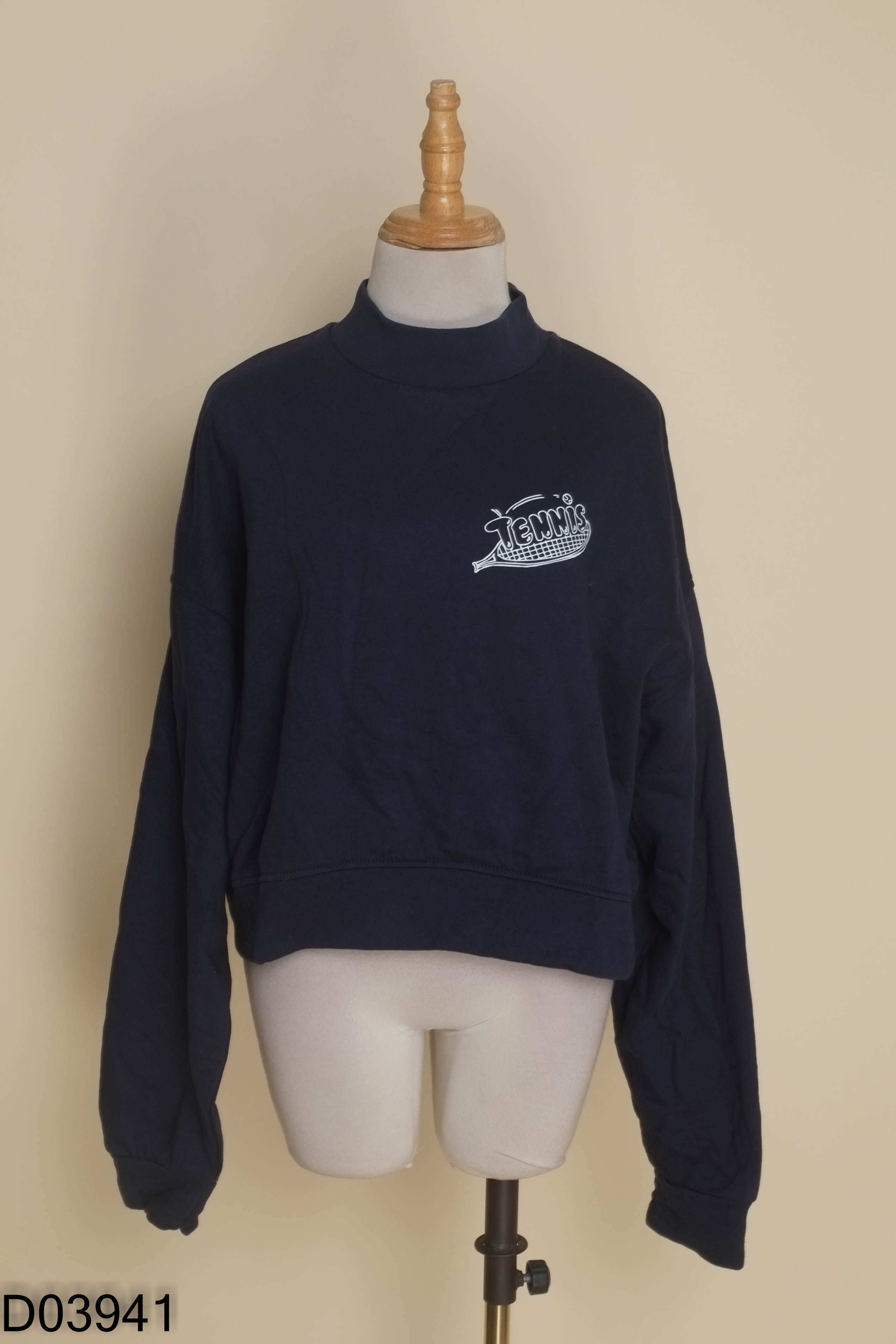 Áo sweater DFM xanh than in chữ