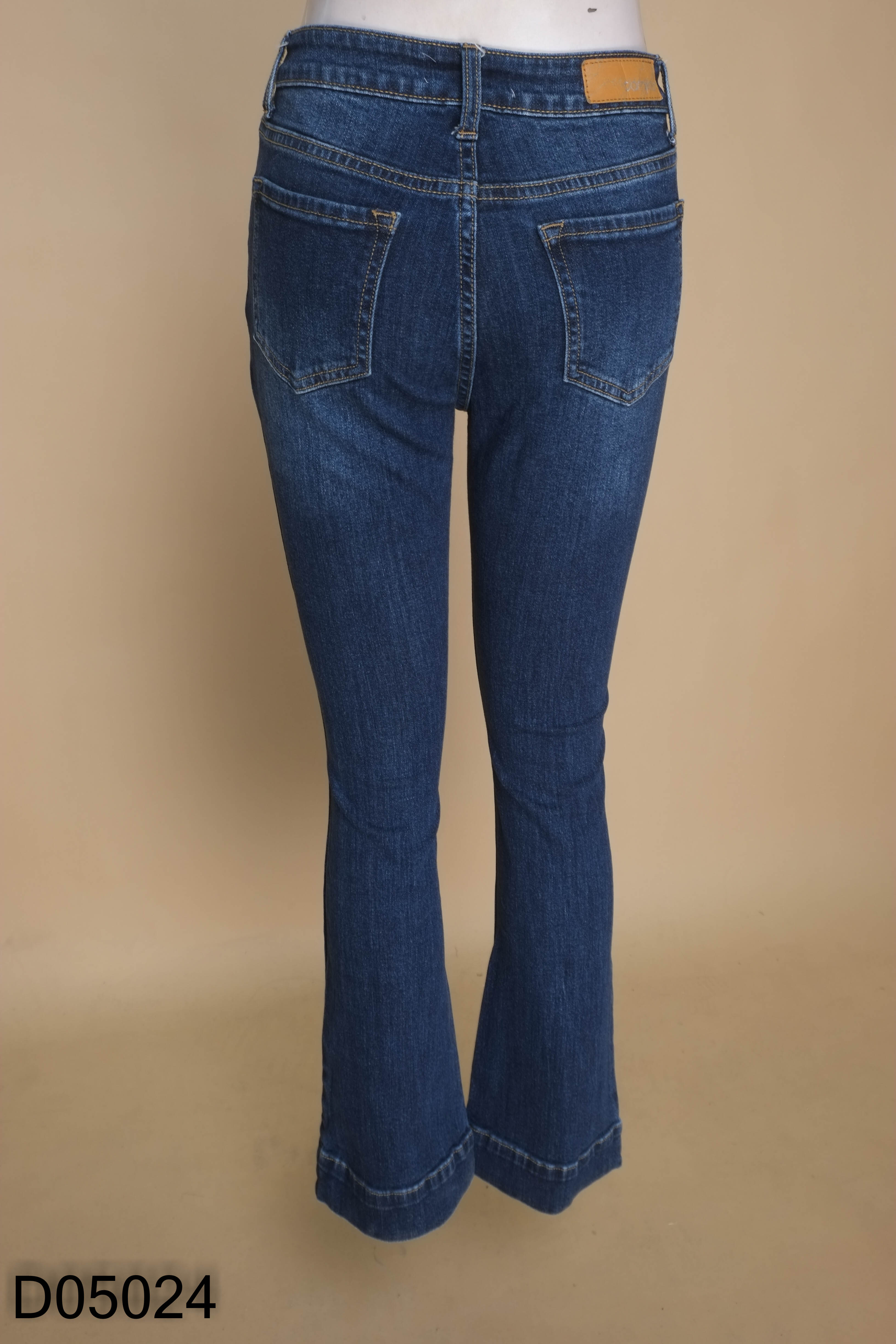 Quần jeans xanh ống loe
