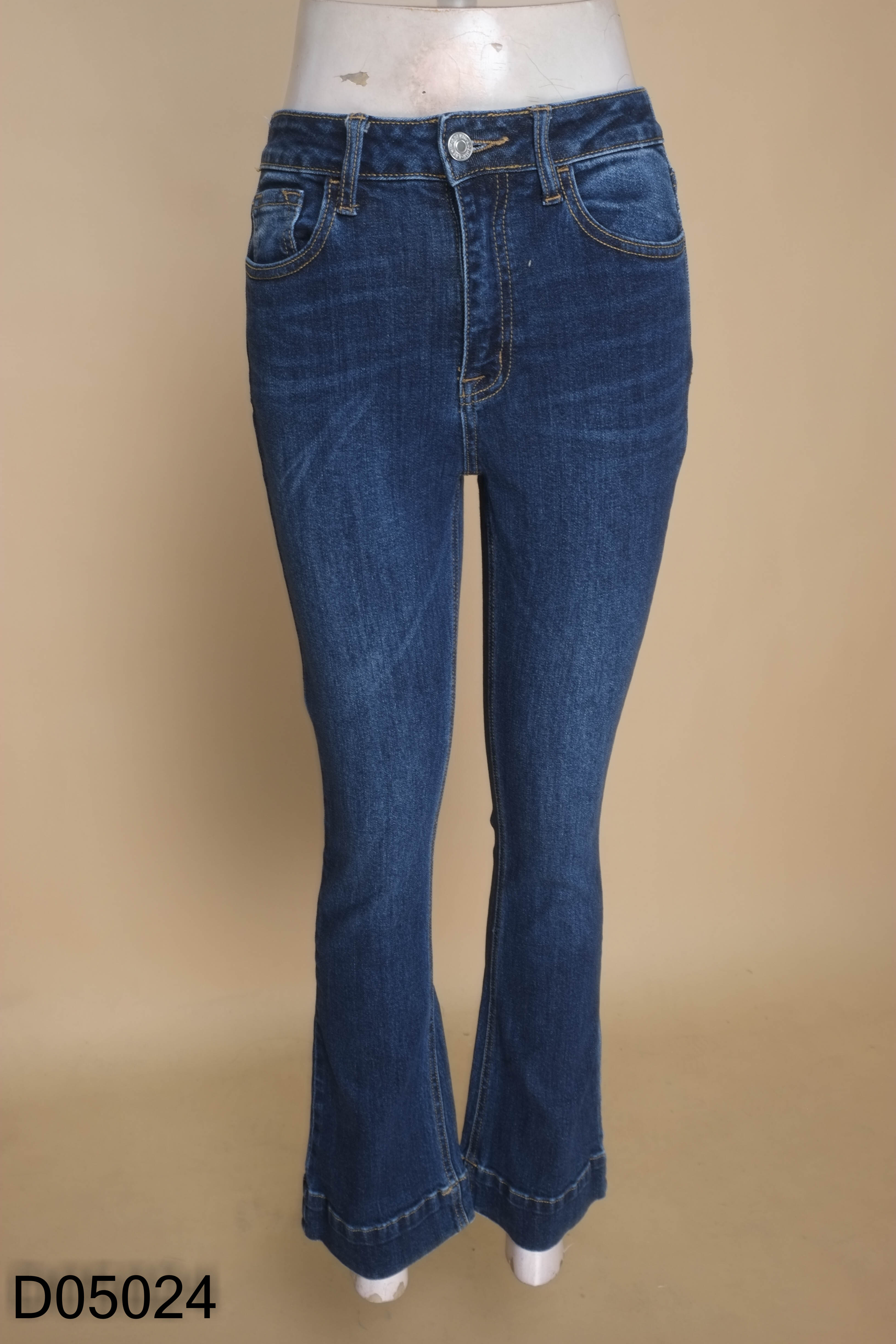 Quần jeans xanh ống loe