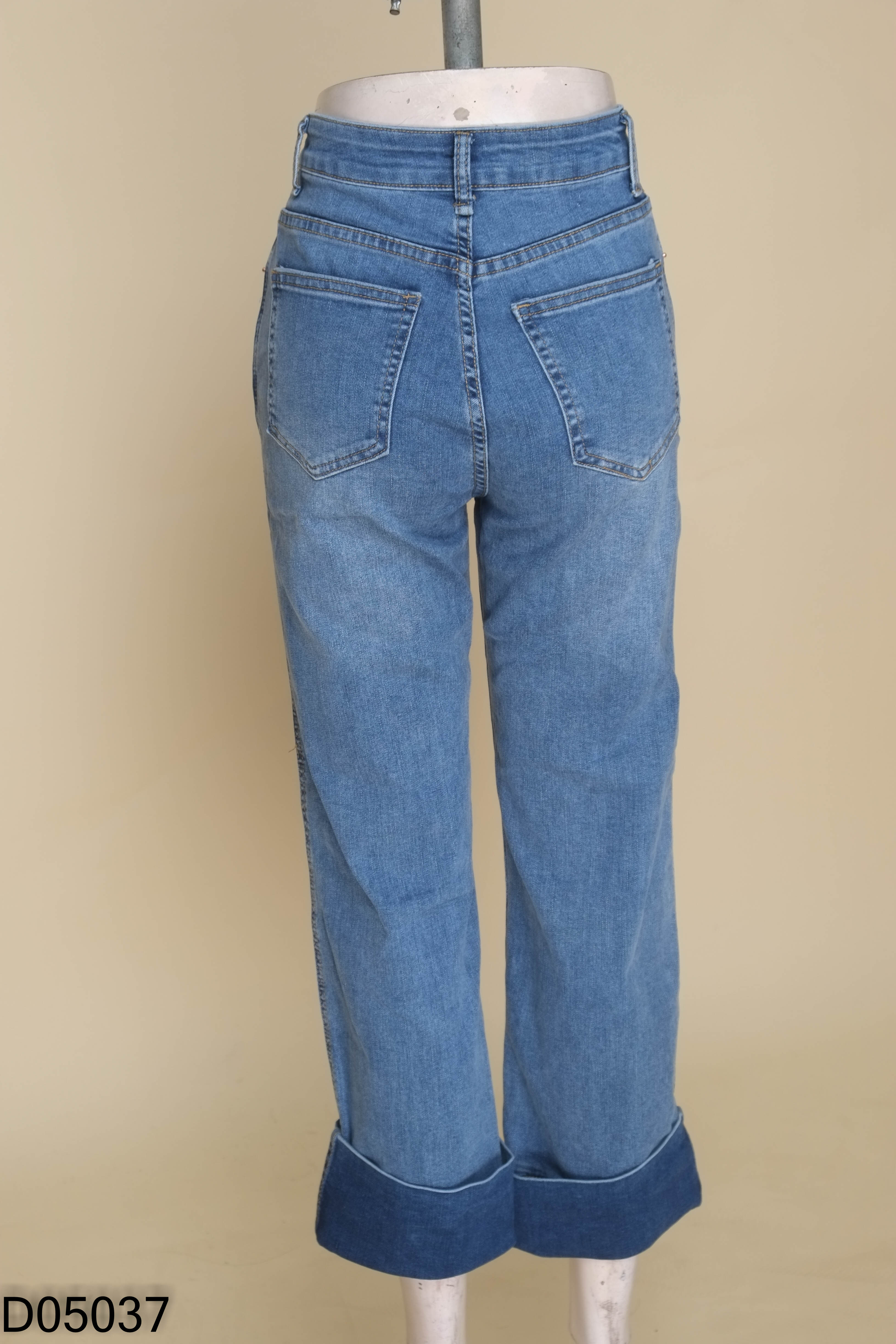 Quần jeans xanh xắn gấu