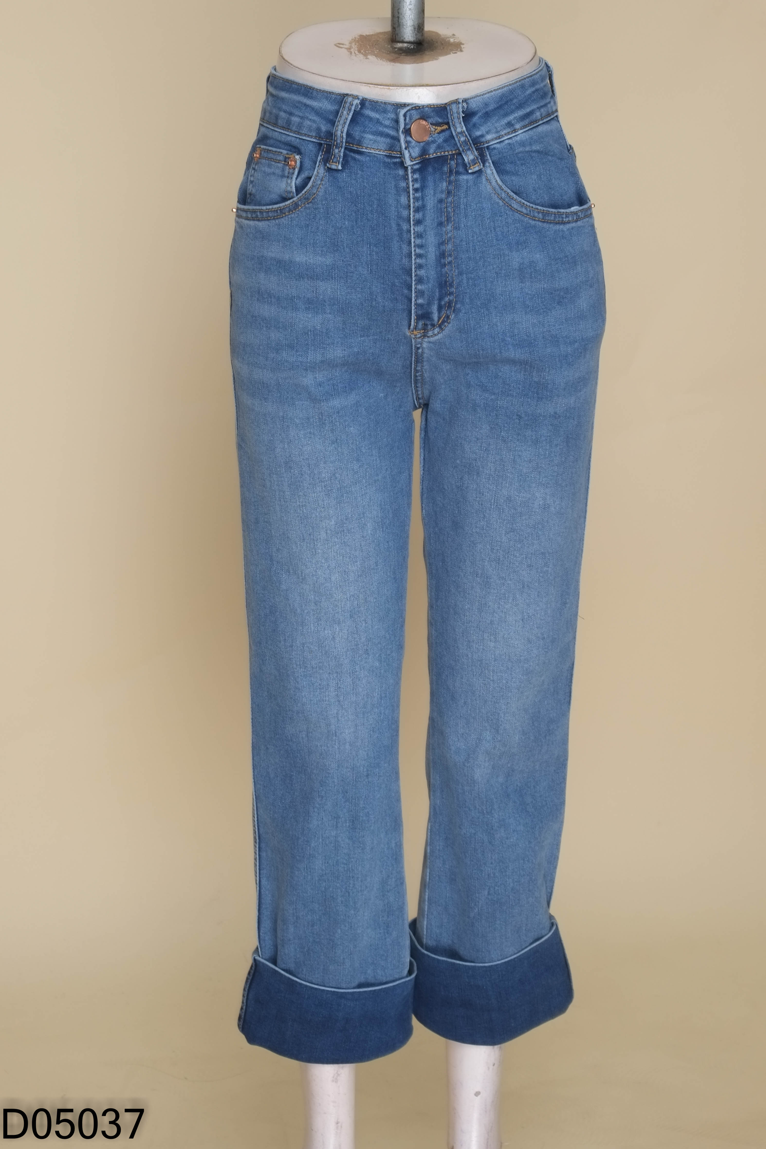 Quần jeans xanh xắn gấu