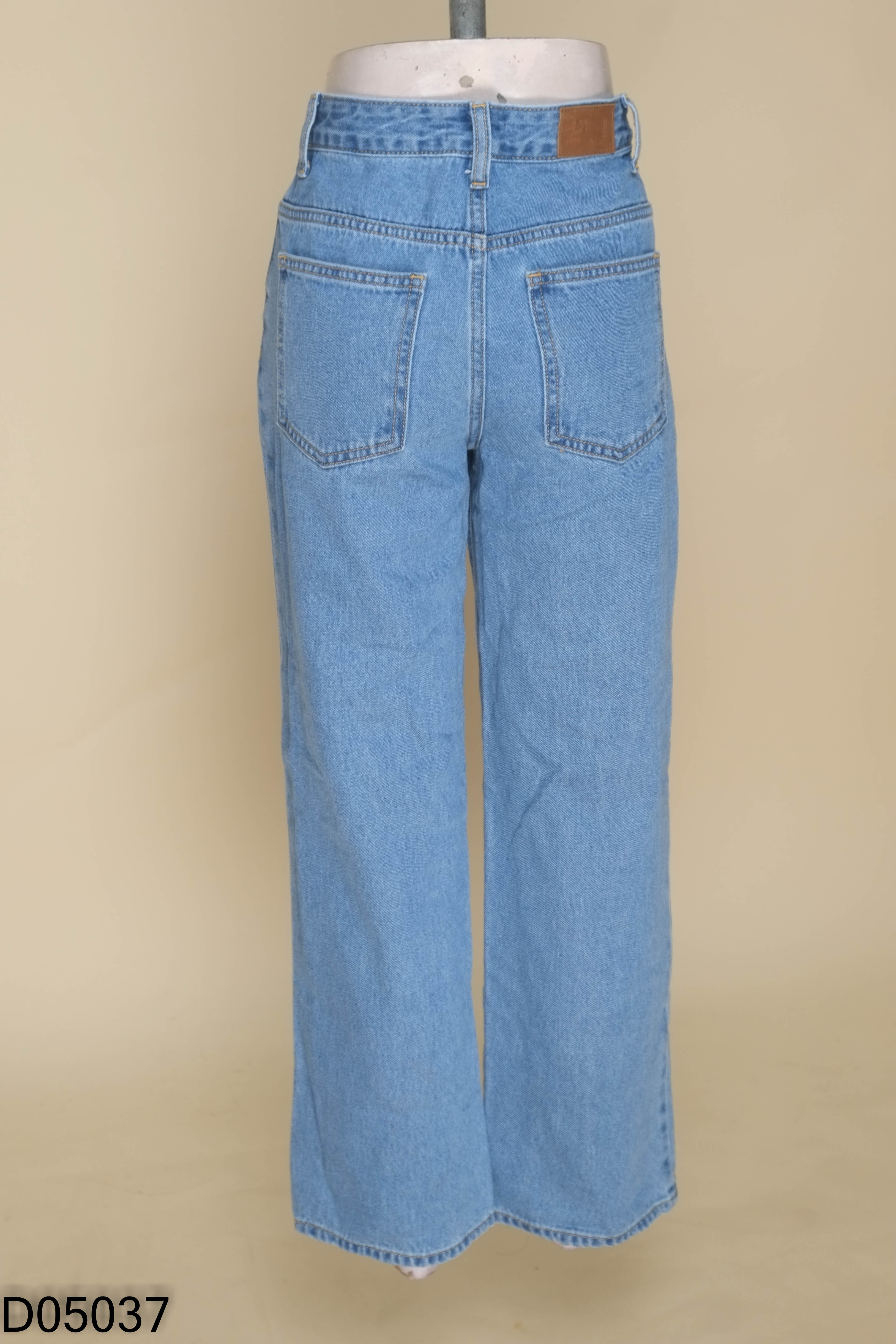 Quần jeans xanh ống suông