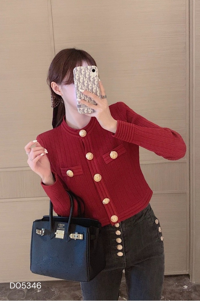 Áo len đỏ phối cúc vàng