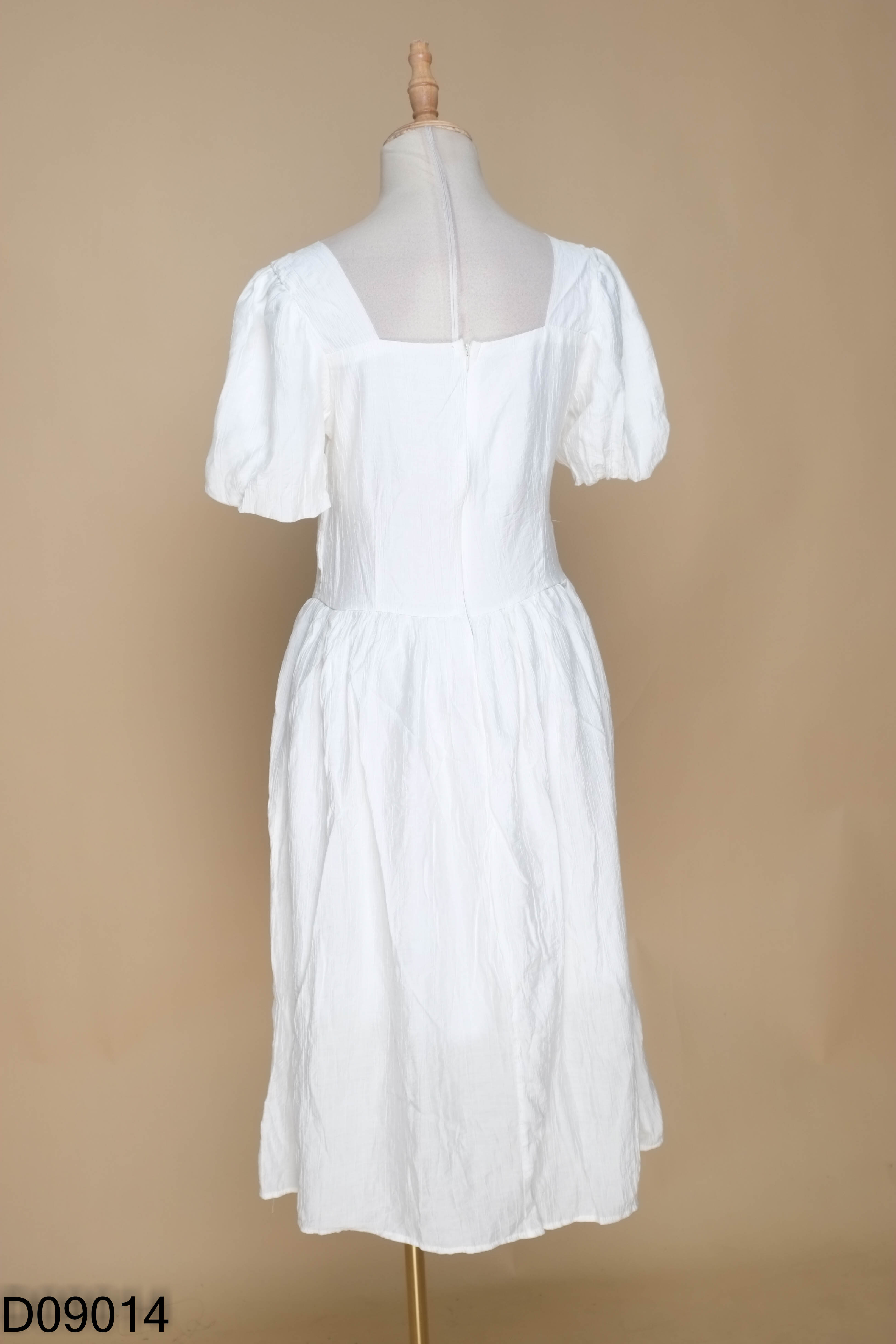 Váy trắng cổ vuông