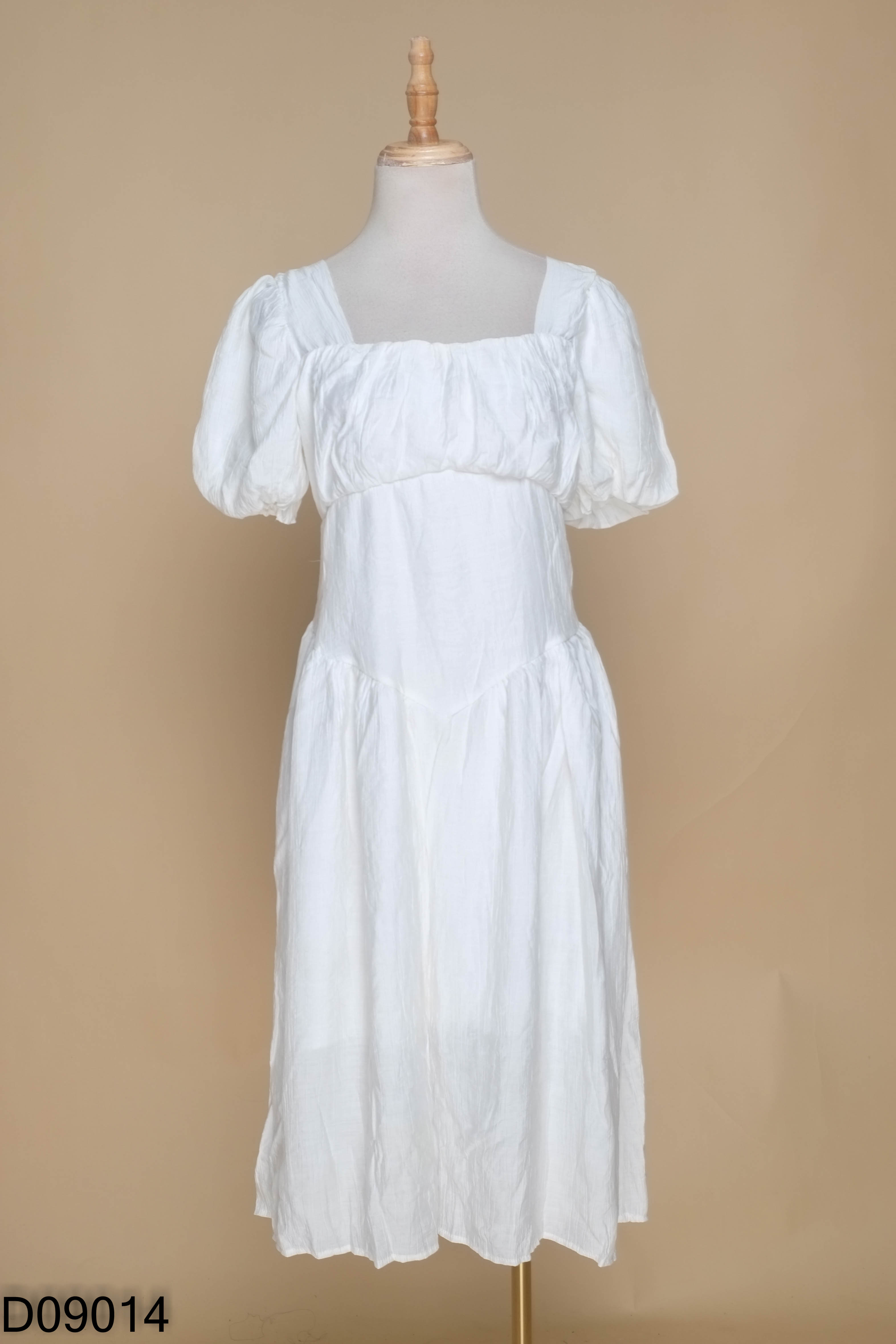 Váy trắng cổ vuông