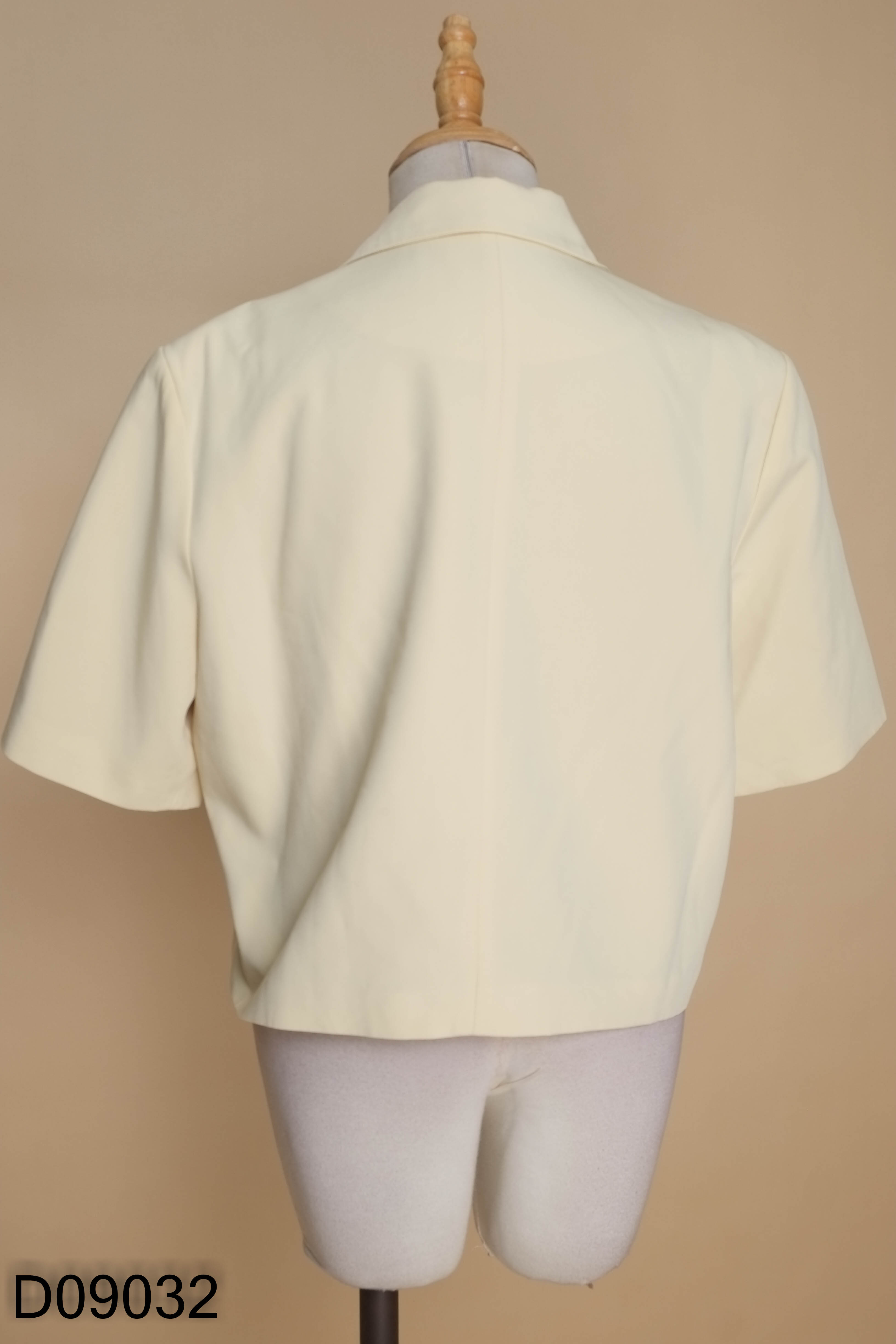 Áo blazer vàng pastel dáng ngắn