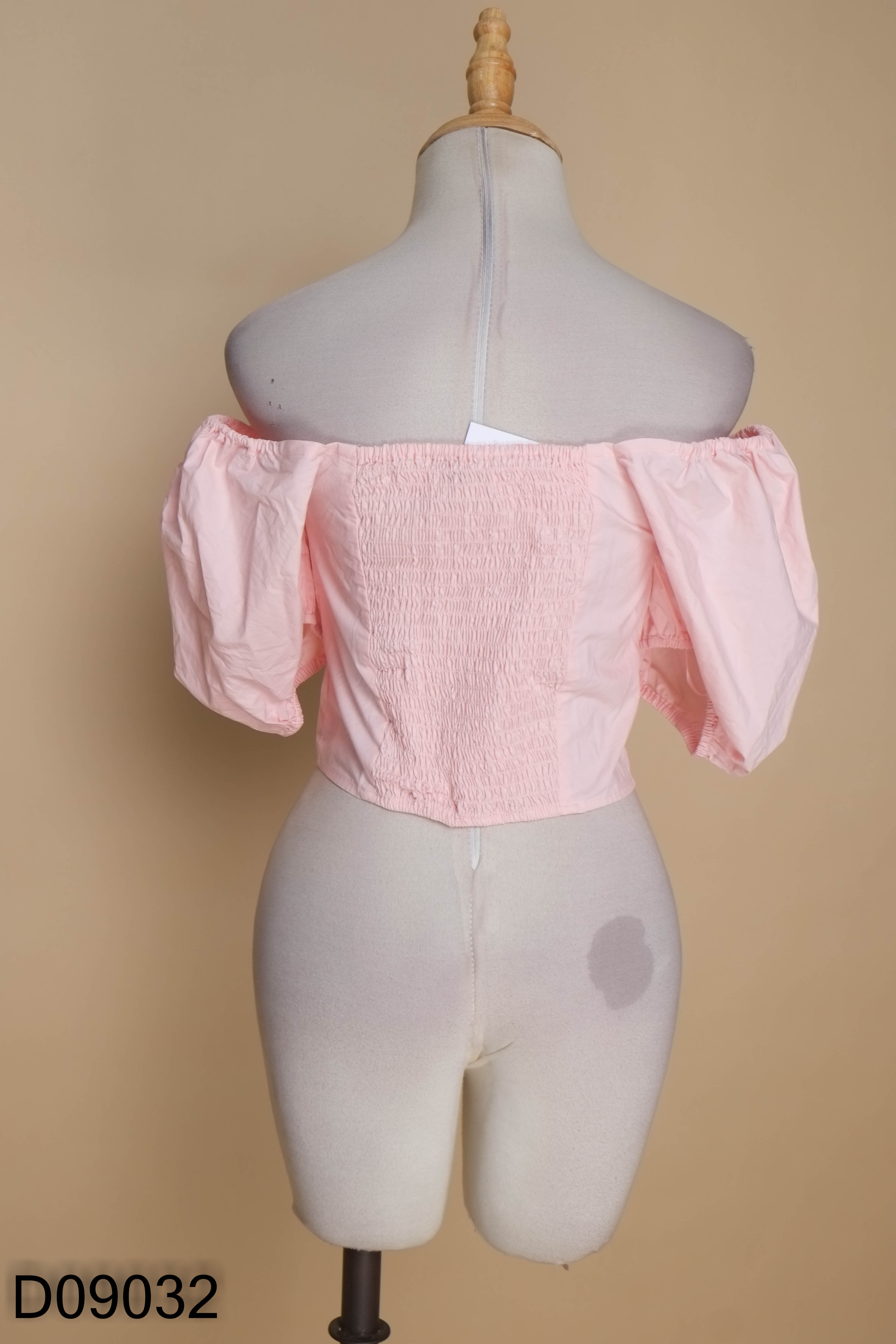 Áo croptop kiểu hồng URBAN REVIVO