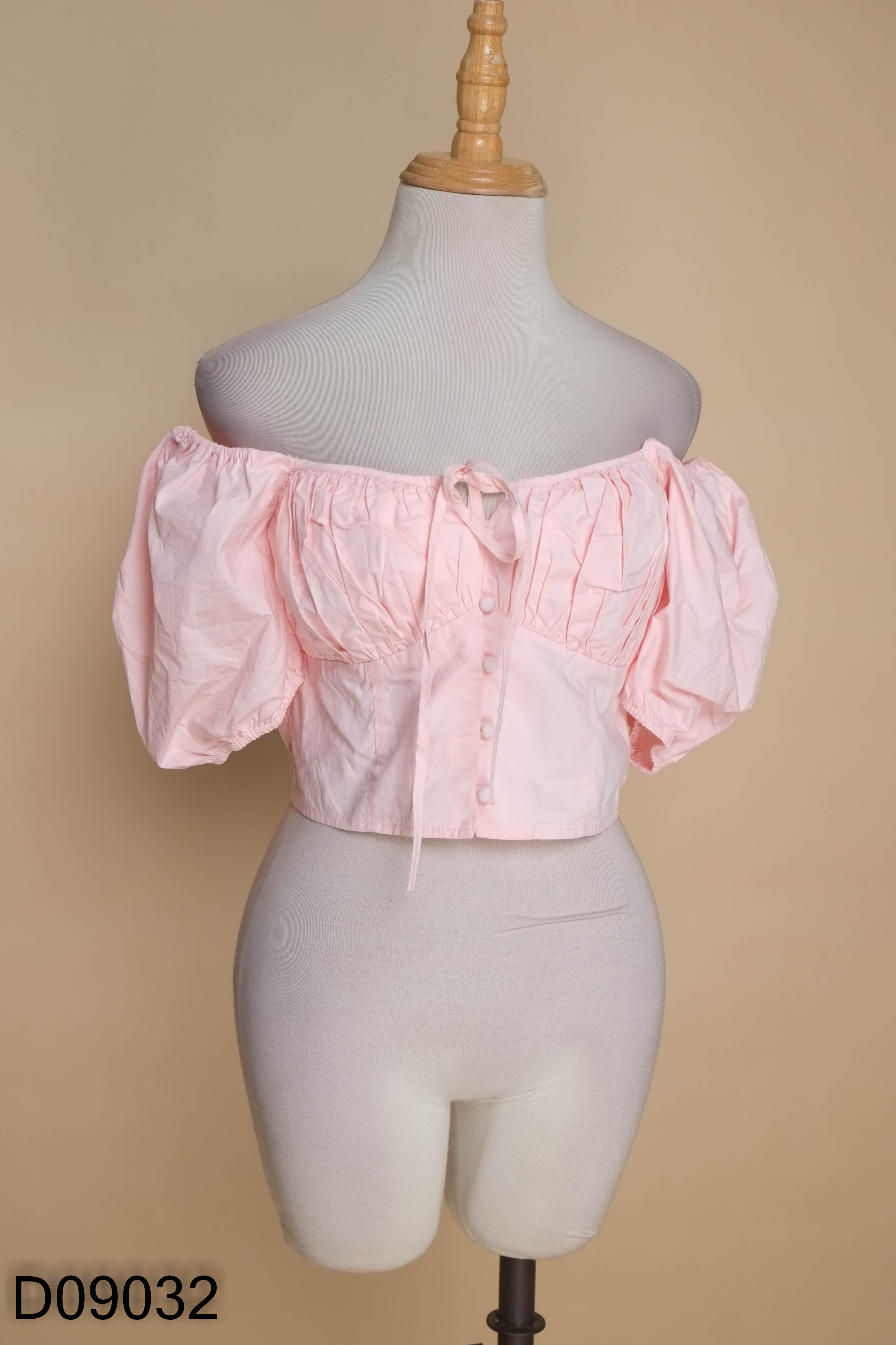 Áo croptop kiểu hồng URBAN REVIVO