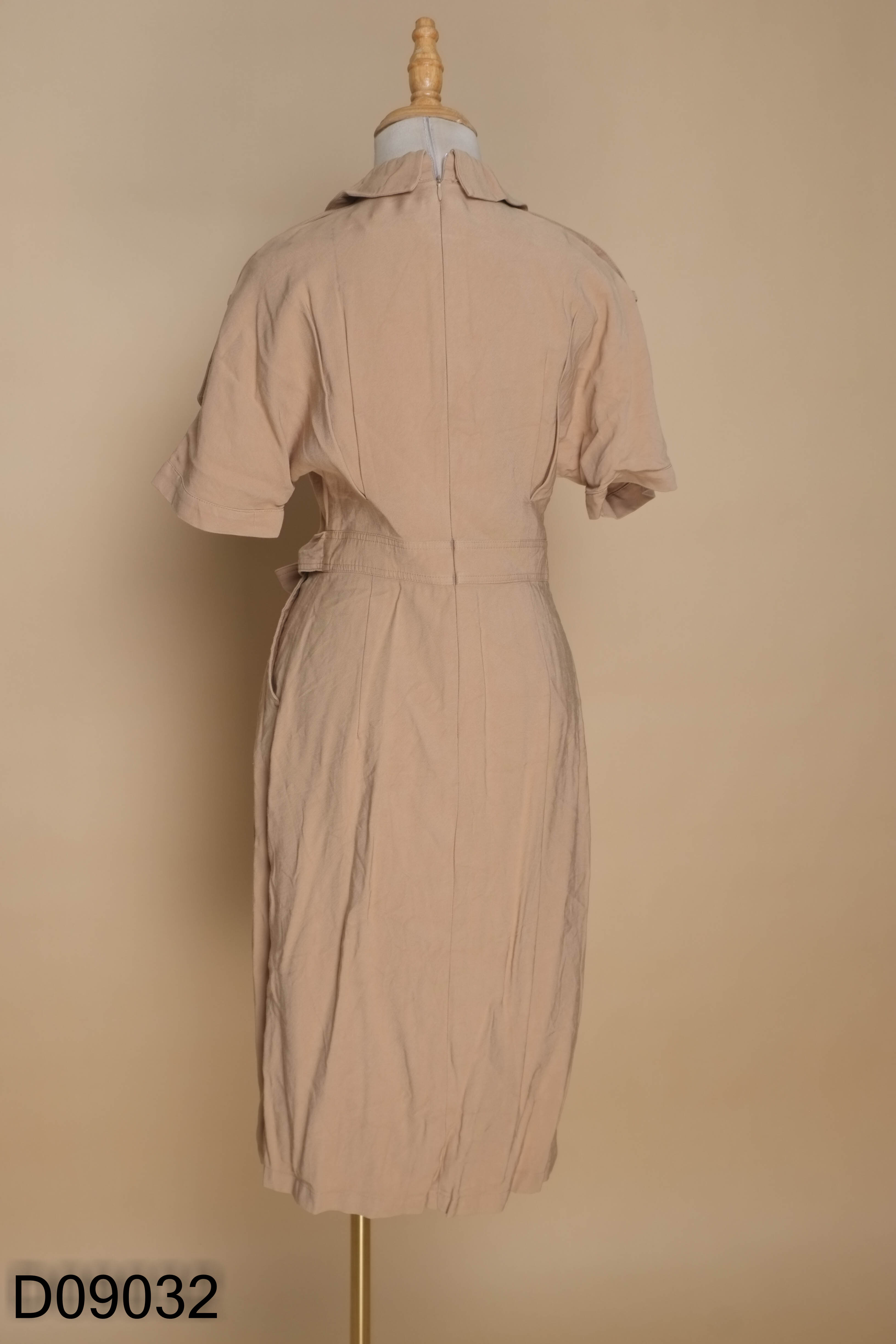 Váy nâu cổ vest phối nơ eo