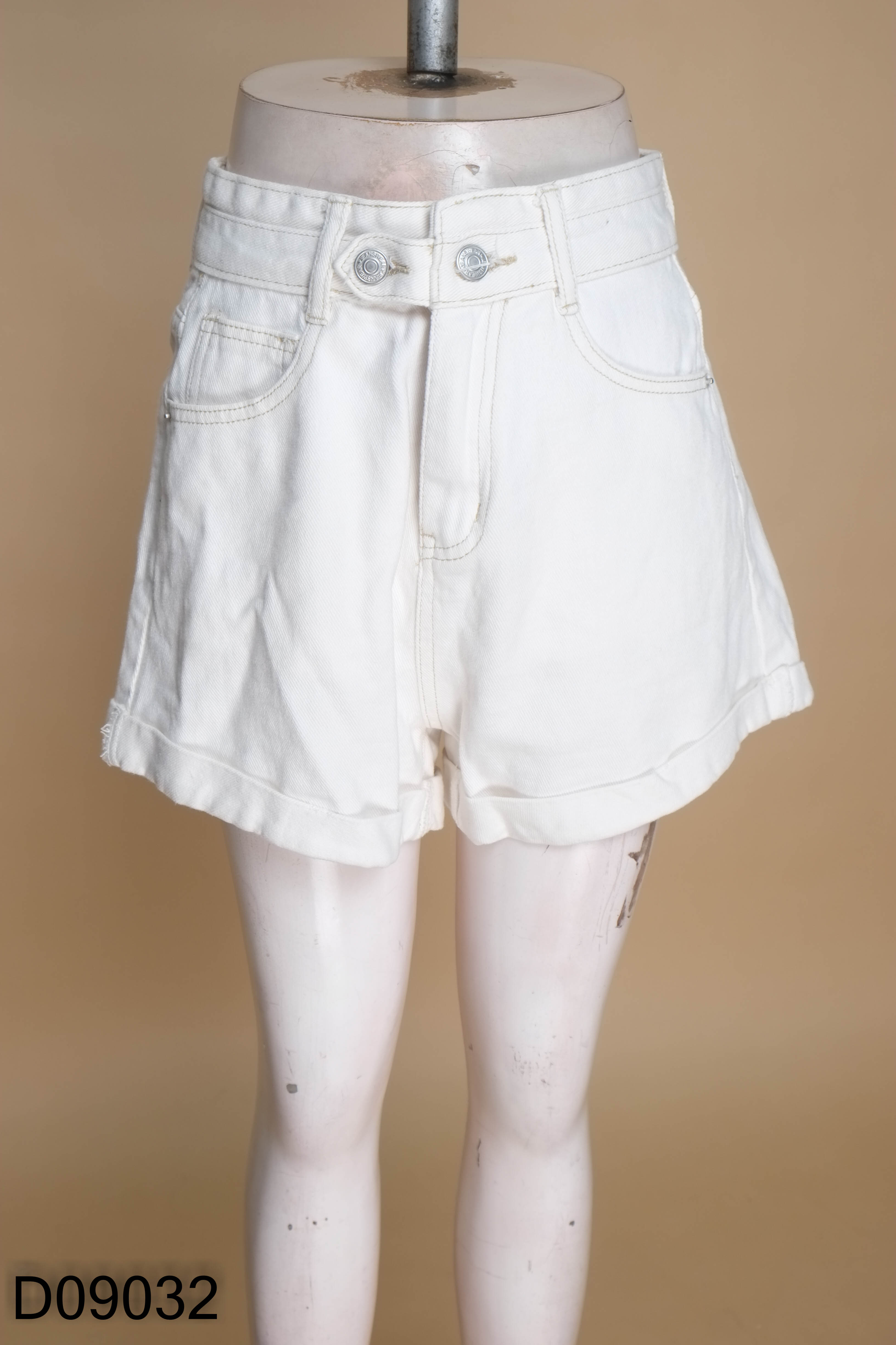 Quần short jean trắng gấp ống