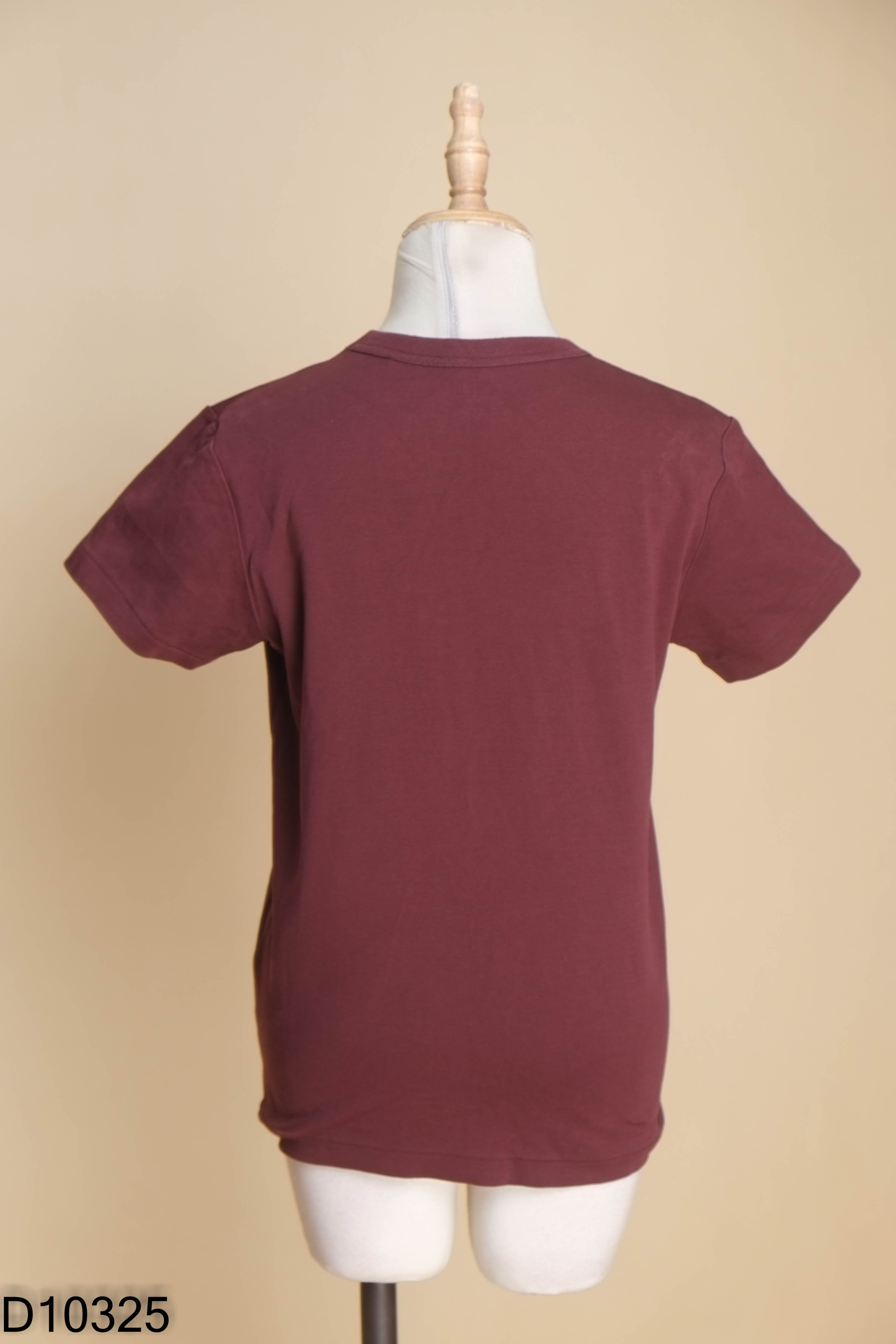 Áo UNIQLO đỏ mận