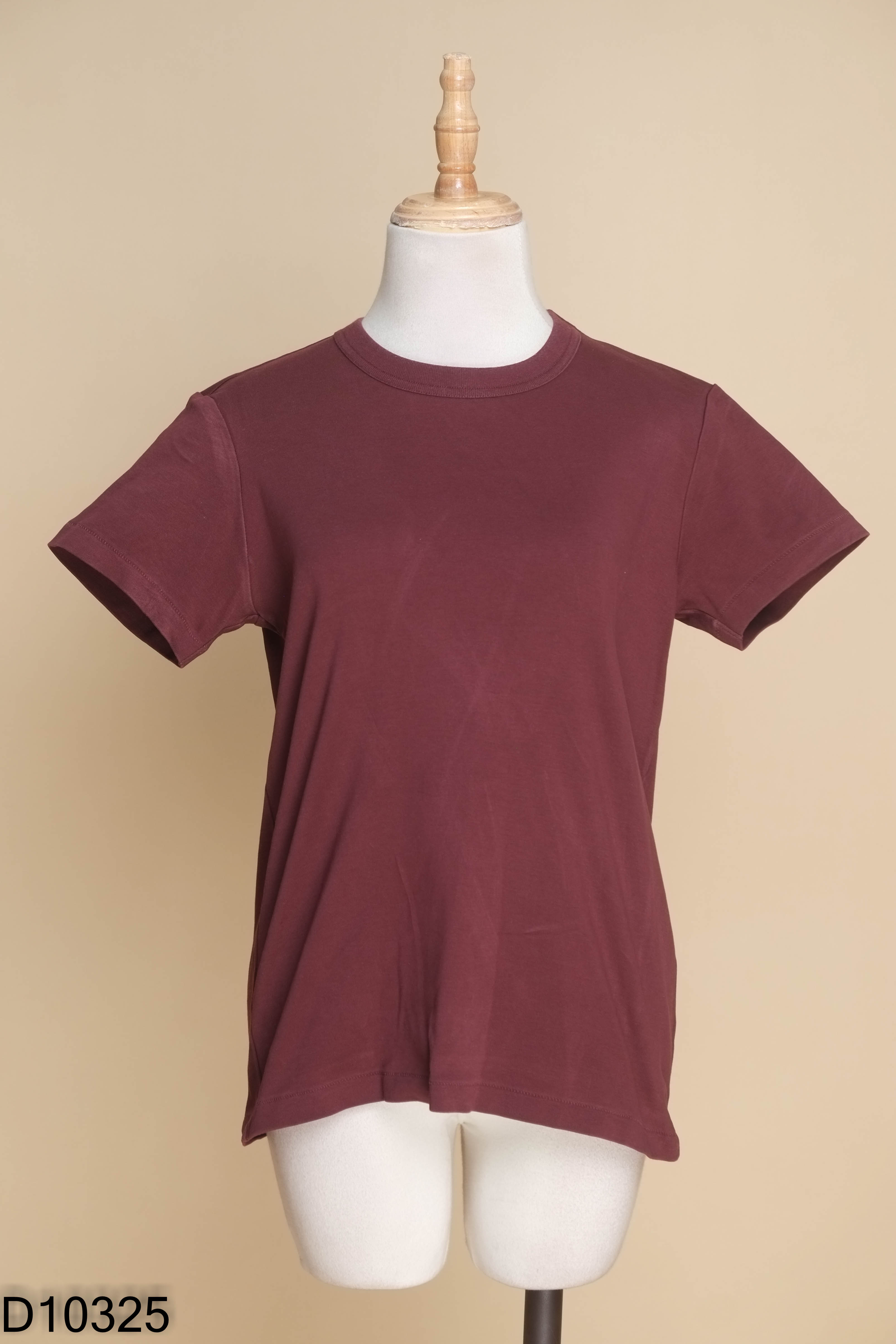 Áo UNIQLO đỏ mận