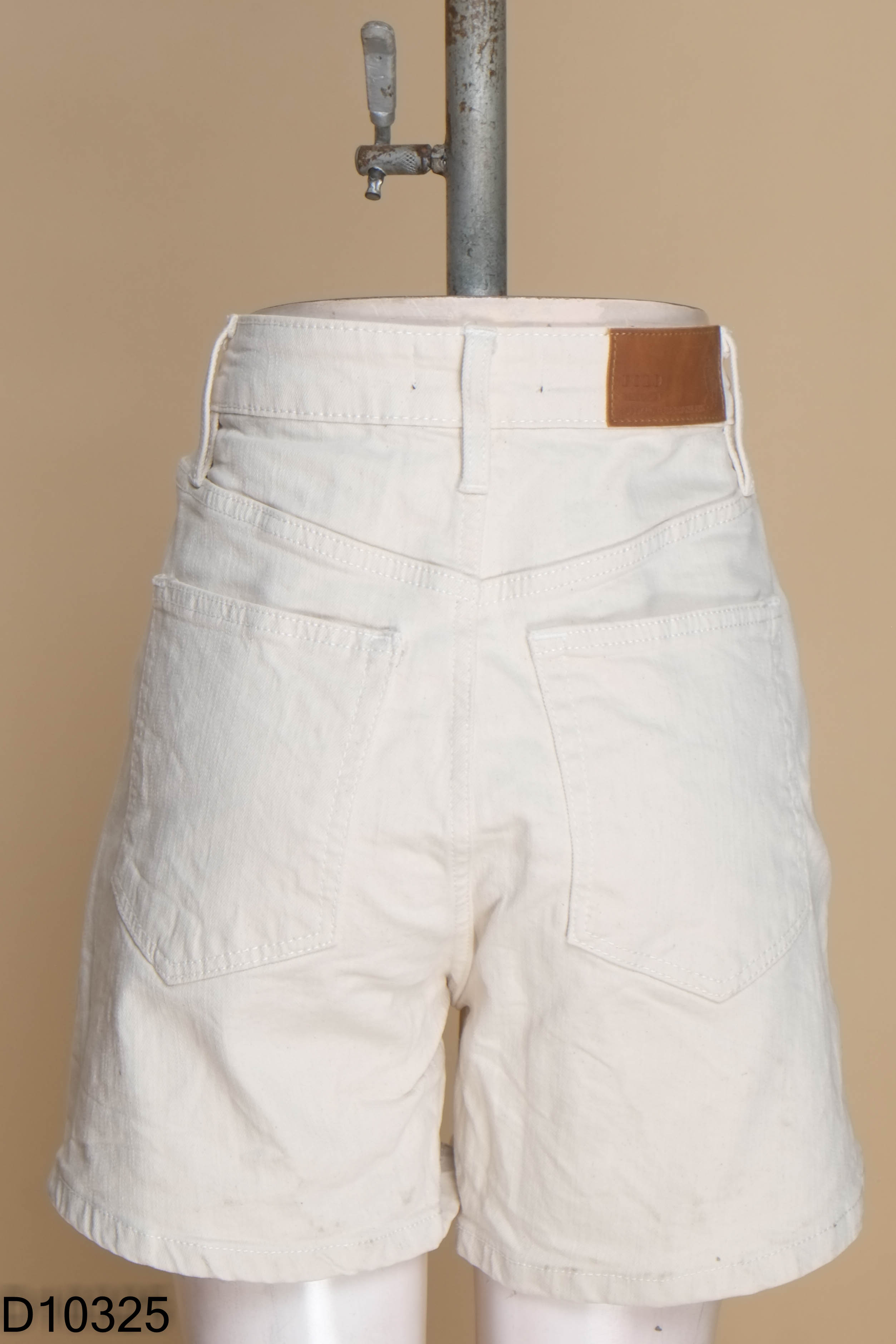 Quần shorts jeans be thêu ngựa