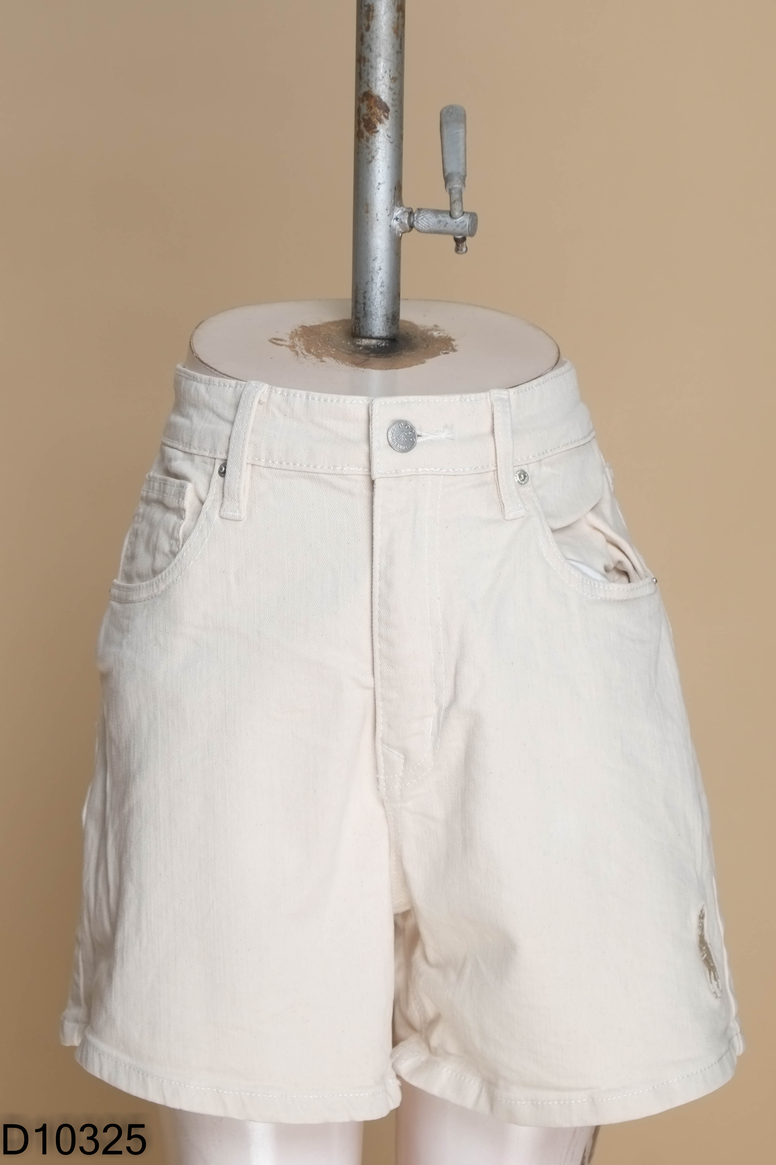 Quần shorts jeans be thêu ngựa