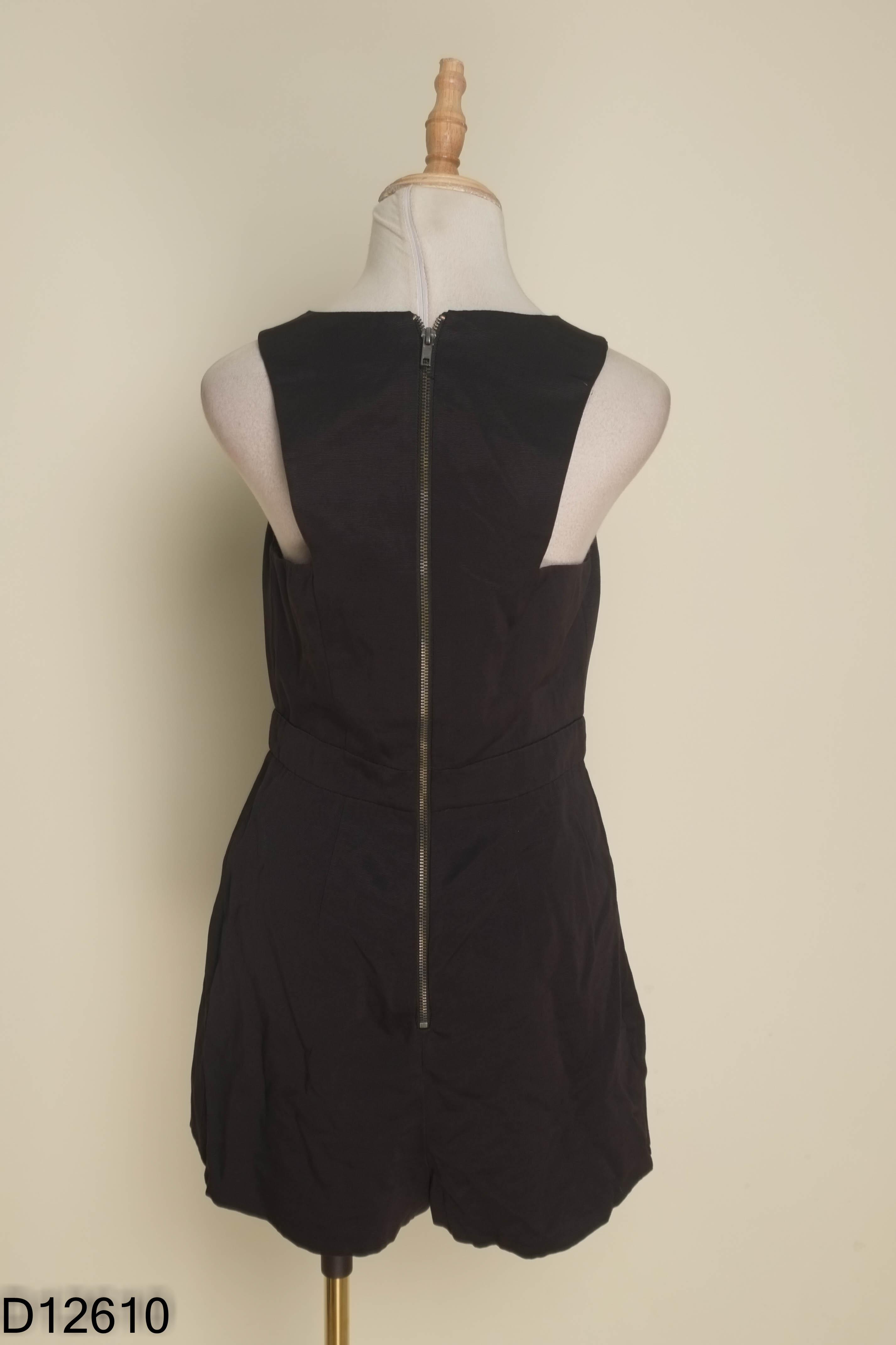 Jumpsuits đen TOPSHOP cổ tim hở bụng