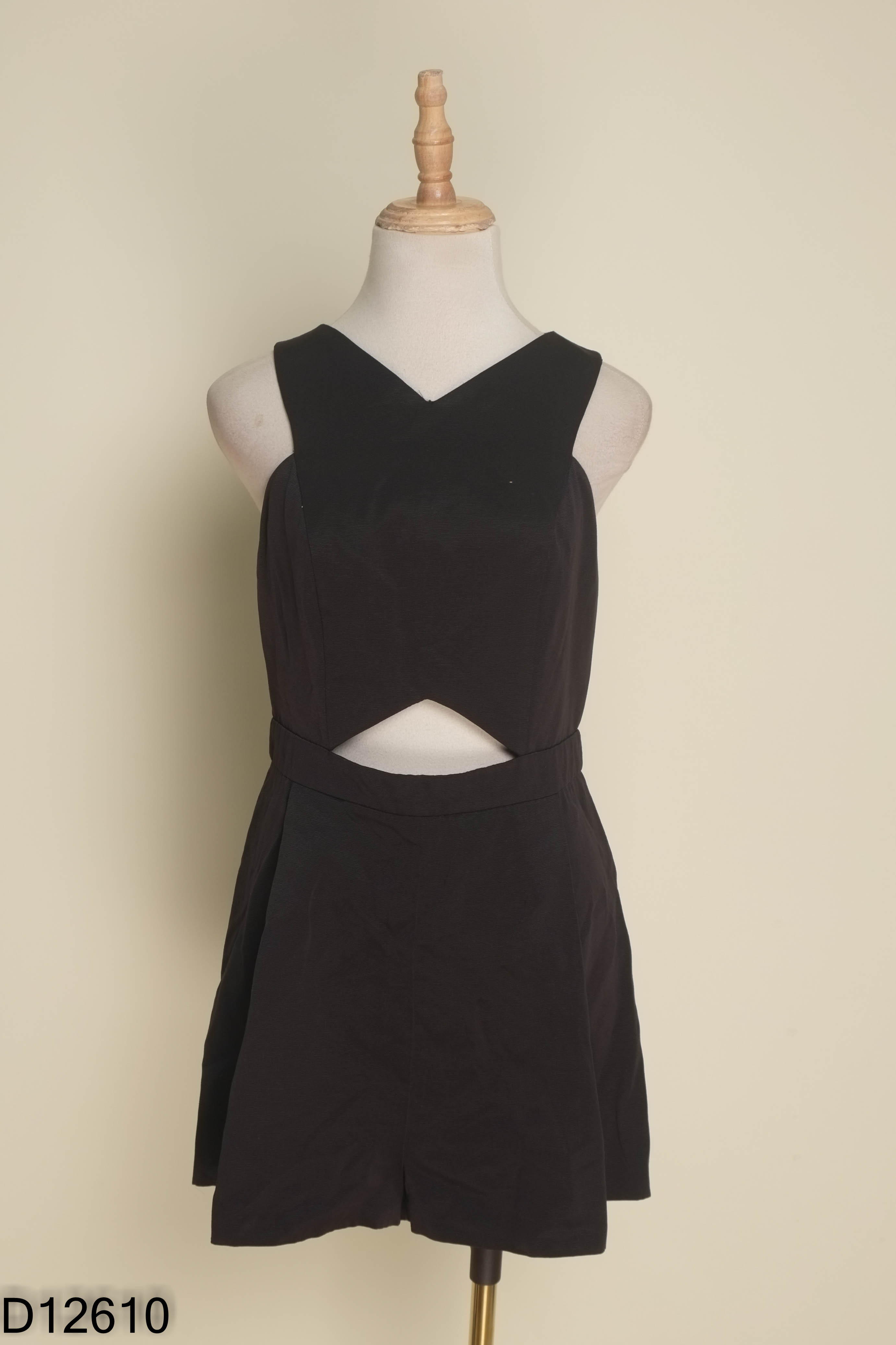 Jumpsuits đen TOPSHOP cổ tim hở bụng
