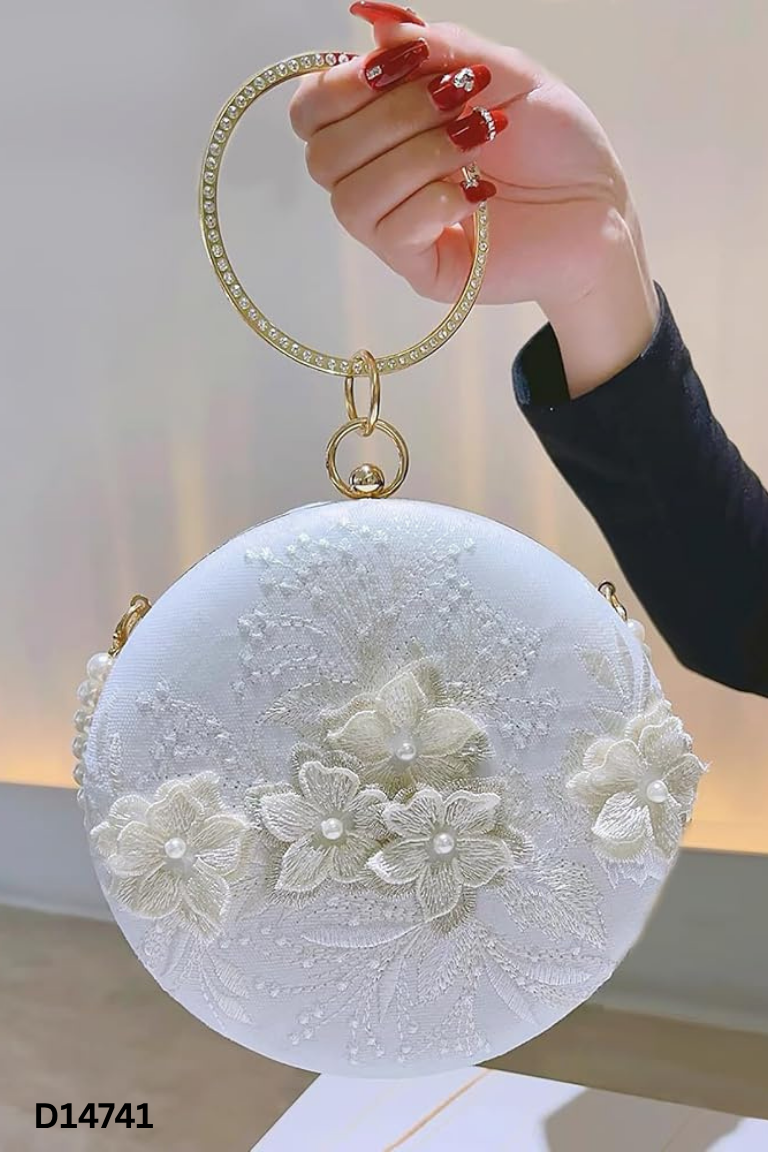 Túi cầm tay trắng đính hoa