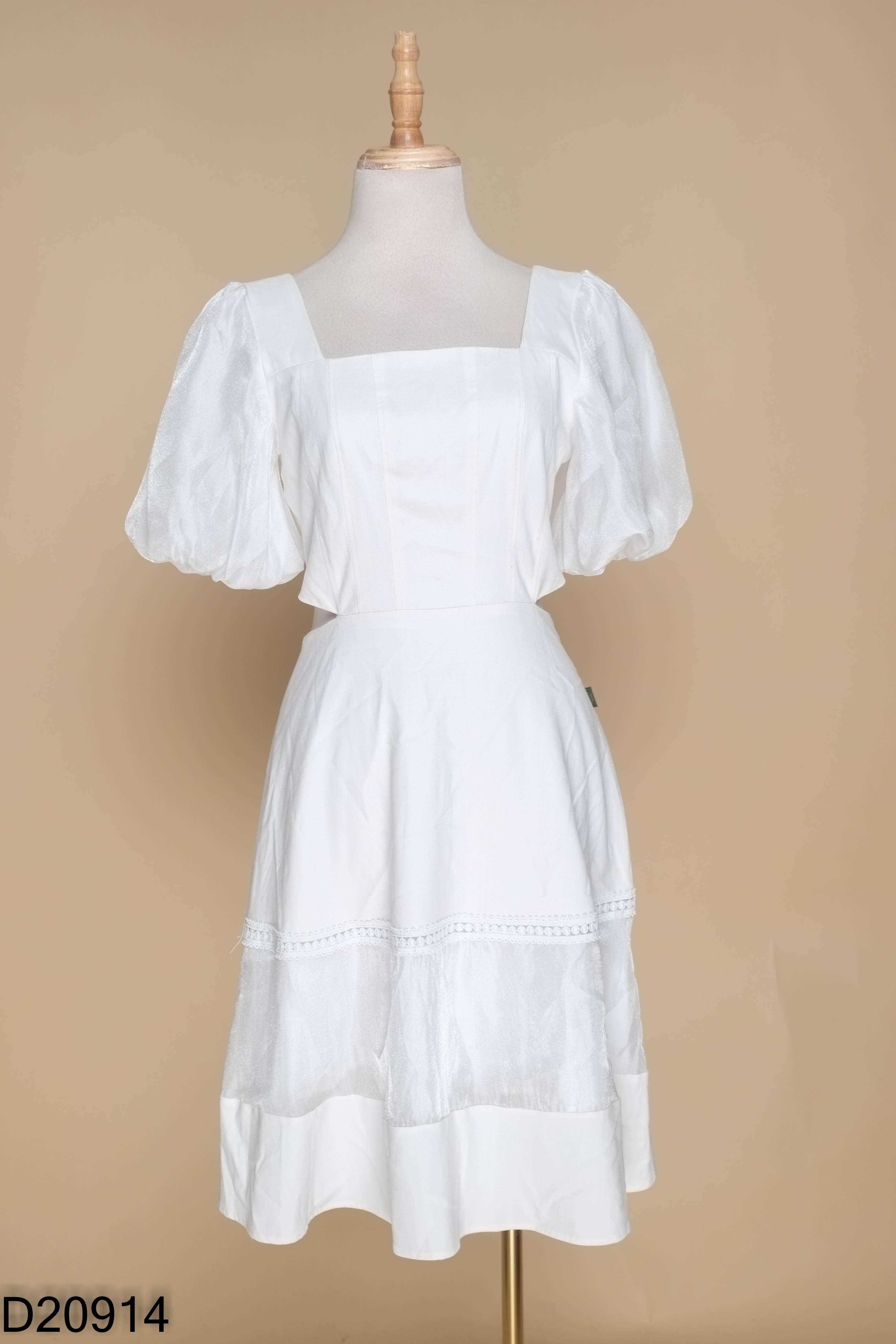 Váy DAISY trắng khoét eo