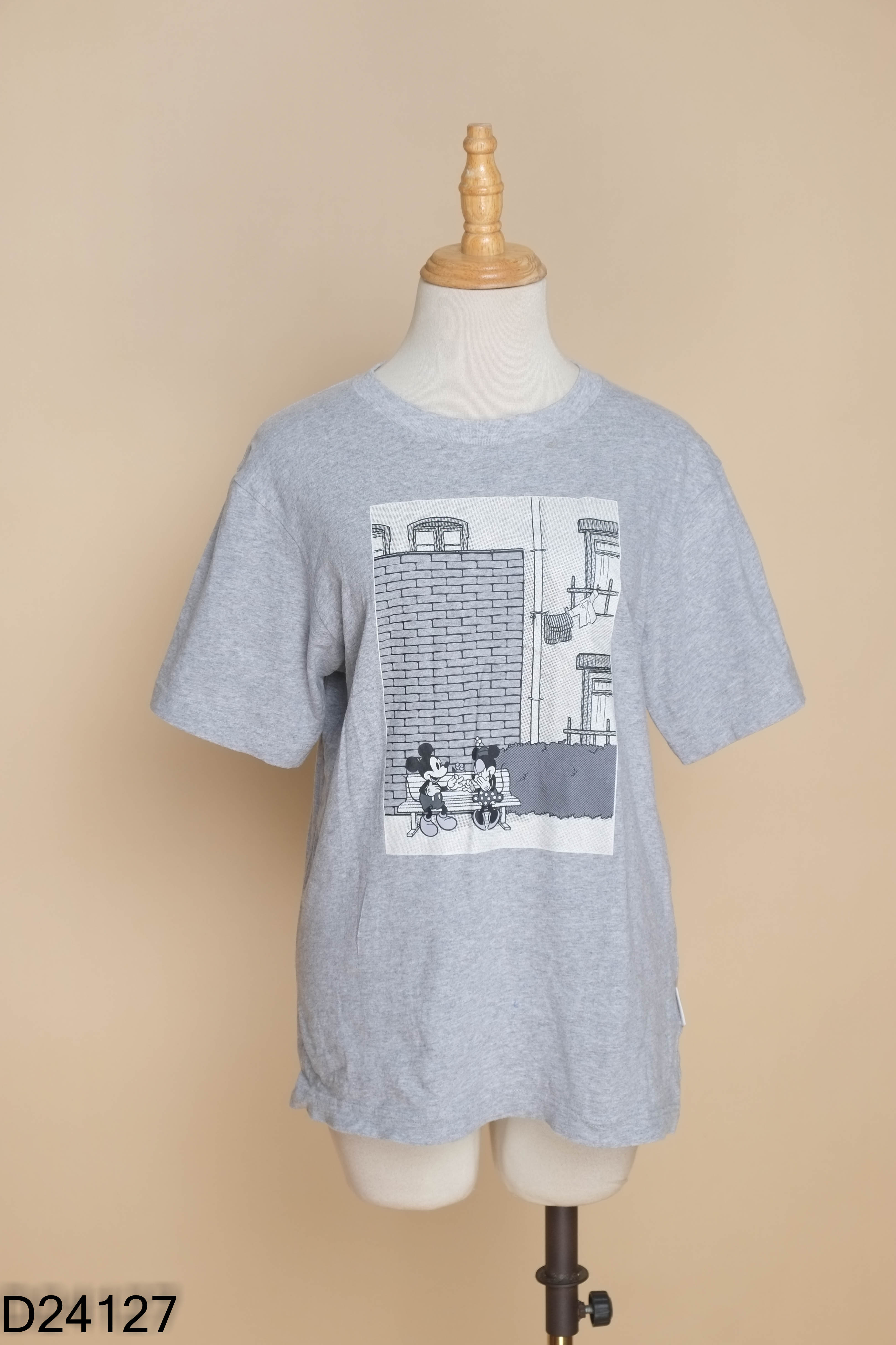 Áo xám UNIQLO in hình