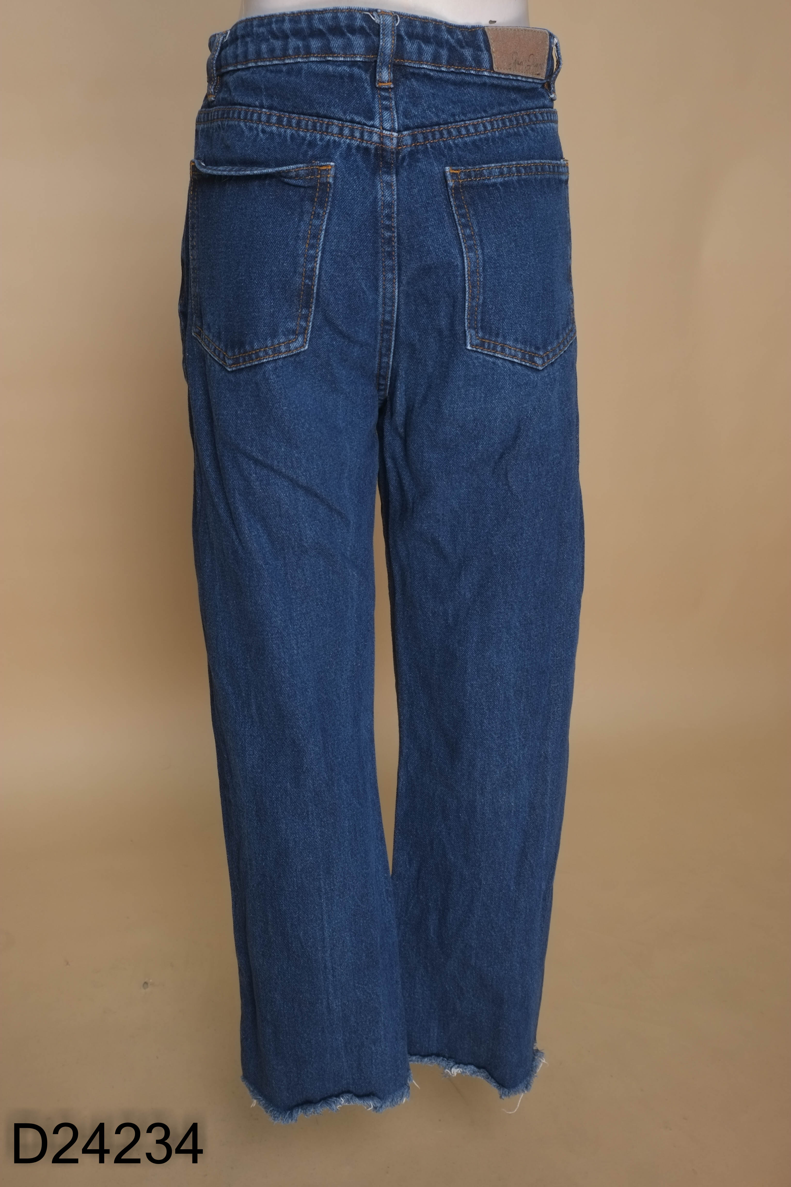 Quần jeans xanh đậm ống rua