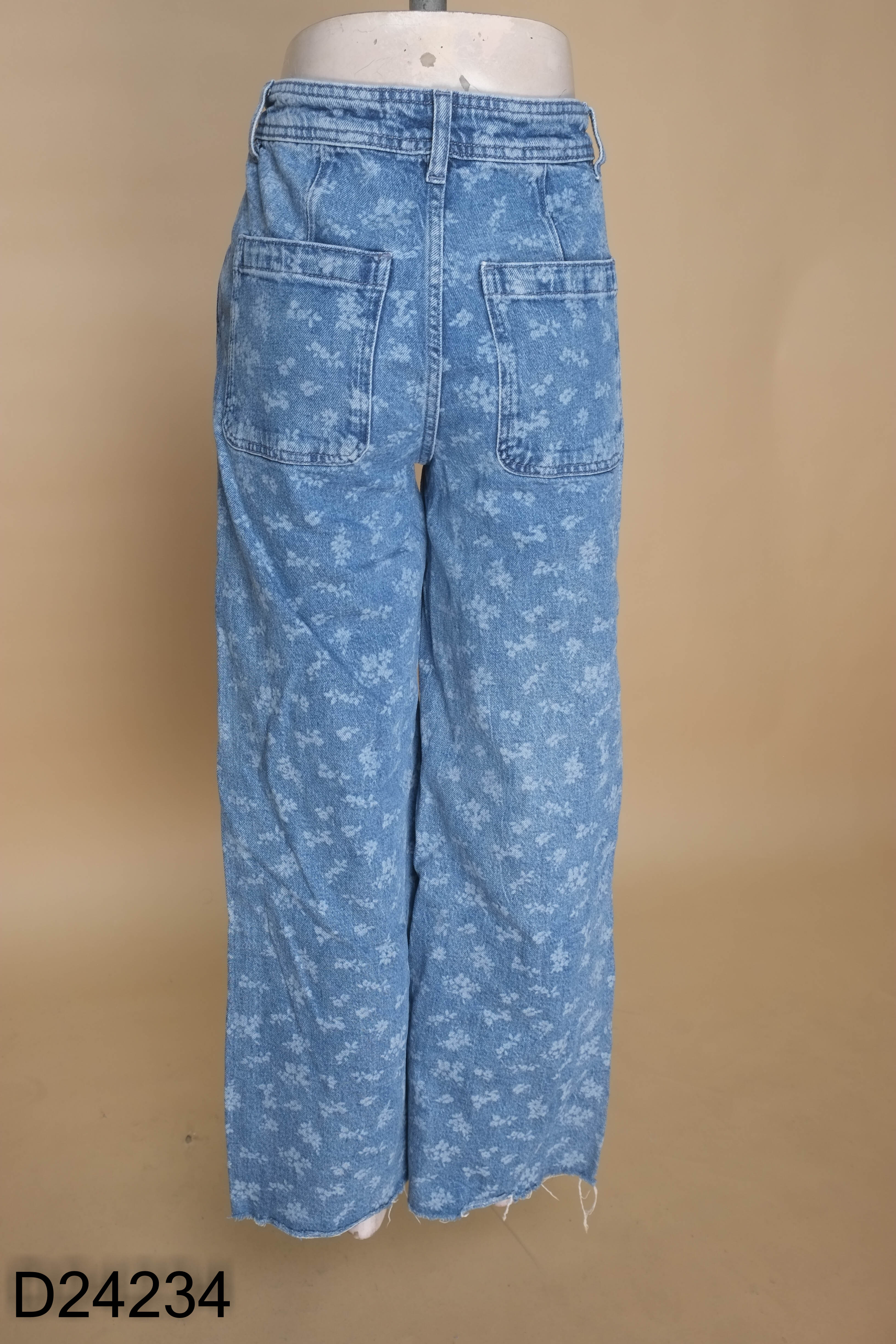 Quần jeans xanh MNG họa tiết rua