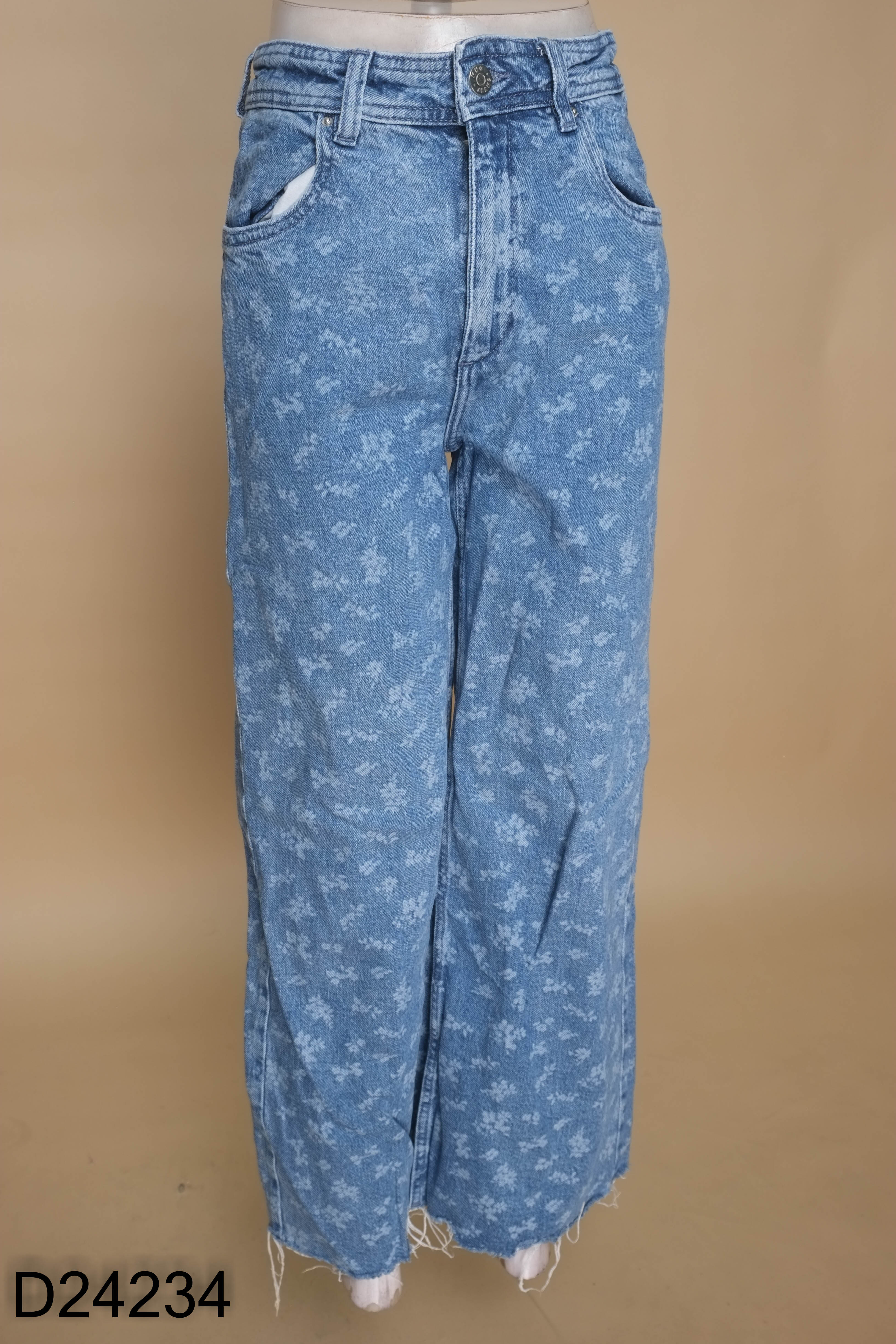 Quần jeans xanh MNG họa tiết rua