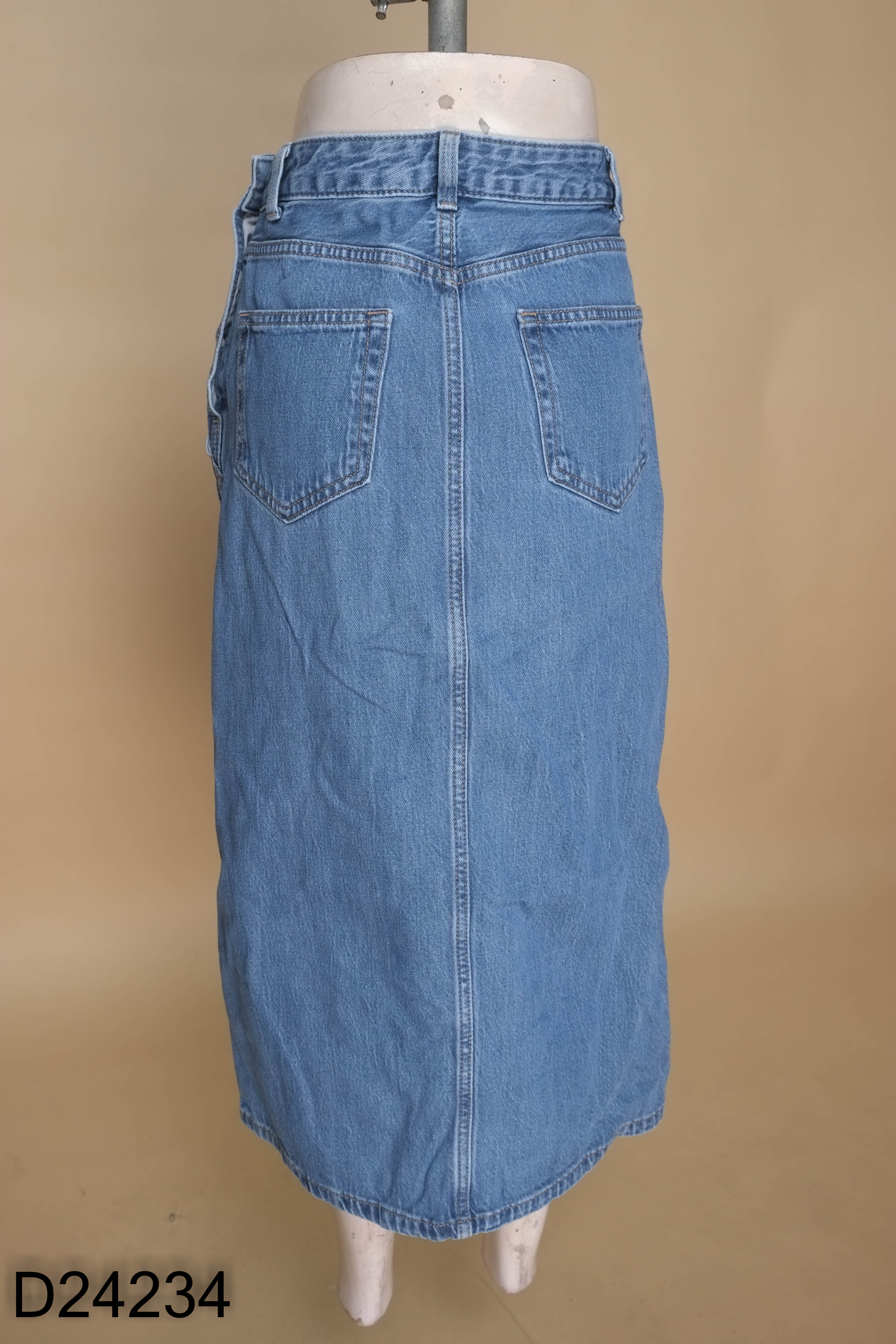 Chân váy jeans xanh xẻ dáng nhỡ